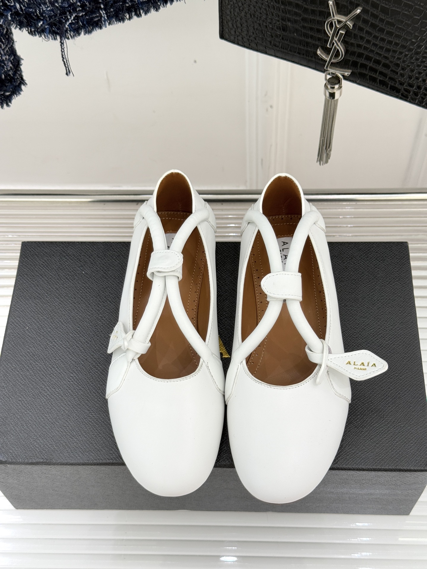 ALAIA/阿莱亚25WF新品复古手袋系列玛丽珍鞋当1992年的经典廓形重逢80年代的性感基因ALAIA