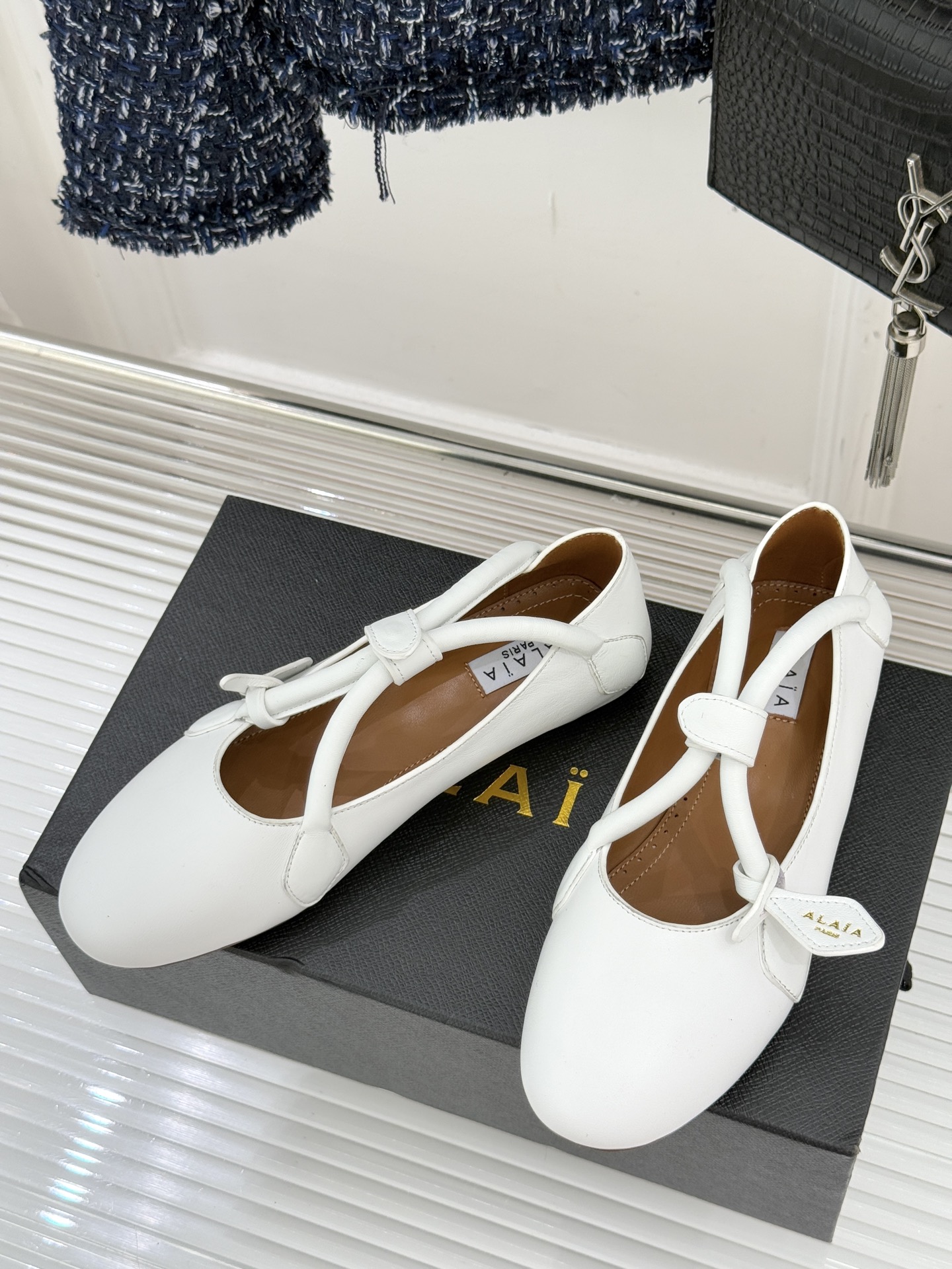 ALAIA/阿莱亚25WF新品复古手袋系列玛丽珍鞋当1992年的经典廓形重逢80年代的性感基因ALAIA