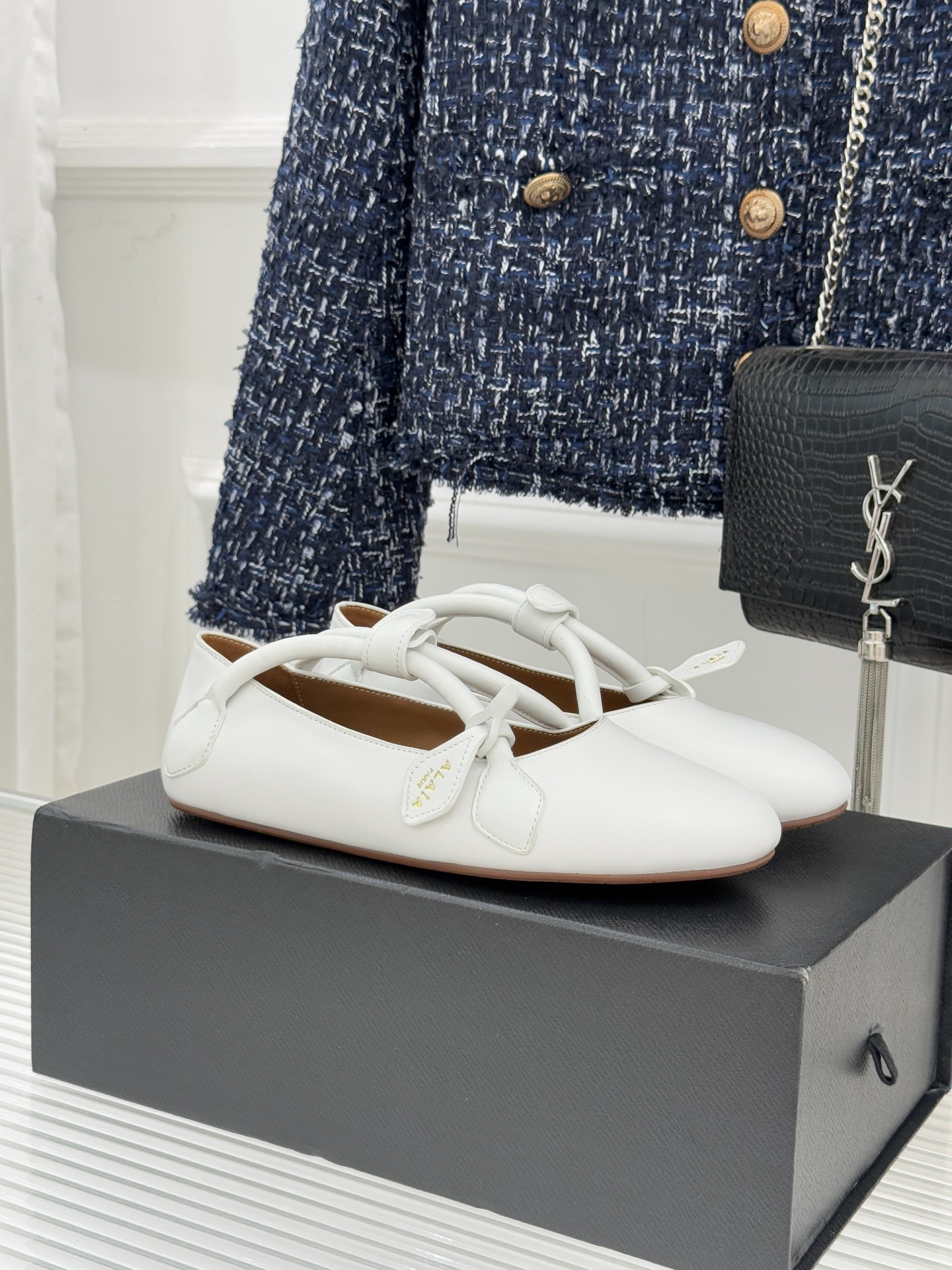 NO:594680,ALAIA/Alaia 25WF new retro handbag series Mary Jane shoes When the classic silhouette of 1992 reunites with the sexy genes of the 1980s, ALAIA uses craftsmanship to make the retro trend shine in the contemporary era. The retro handbag inherits the iconic Vienna perforated lace pattern. Smooth leather and structured tailoring collide to create a strong and soft elegance. The round toe arc wraps the feet like a second skin. The flat design balances comfort and style, cleverly blending a smart academic sense with subtle sexiness.  Pair it with a gray knitted skirt to show your sophistication with precise tailoring. The soft fufu texture of Mary Jane shoes outlines a sweet atmosphere; for a date to a dinner, a burgundy handbag and shoes of the same color complement each other, and the knitted skirt reveals a mature charm. From the literary tranquility of the cafe to the modern hustle and bustle of the street, this retro combination is not only the finishing touch of the outfit, but also a style statement that transcends time and space. It does not chase trends, but only establishes eternal elegance and sexiness.  The fabric is made of original customized leather, and the lining is made of sheepskin. The original molded custom anti-slip outsole size36-39 (35/40/41/42 customized), ballet shoes, alaia, mary jane, skirts, sheepskin19860909ALAIA/阿莱亚25WF新品复古手袋系列 玛丽珍鞋 当1992年的经典廓形重逢80年代的性感基因 ALAIA以匠让复古风潮在当代绽放别样光彩 复古手袋承袭标志性维也纳穿孔蕾丝纹样 柔滑皮革与结构化剪裁碰撞出刚柔并济的优雅 圆头弧线包裹双脚如第二层肌肤 平底设计平衡舒适与格调, 将乖巧学院感与含蓄性感巧妙融合. 搭配灰色针织裙 以精准剪裁彰显干练知性 玛丽珍鞋的软fufu质感勾勒清甜氛围； 约会赴宴,酒红色手袋与同色系鞋履相映, 在针织裙的映衬下流露成熟迷韵. 从咖啡馆的文艺静谧到街头的摩登喧嚣, 这套复古组合既是穿搭的点睛之笔, 更是跨越时空的风格宣言 不追逐潮流 只定格永恒的优雅与性感. 面料采用原版定制皮料 内里踮脚均为羊皮 原版开模定制防滑大底 size36-39（35/40/41/42定制）,芭蕾舞鞋,alaia,mary jane,skirts,sheepskin,Women's Shoes