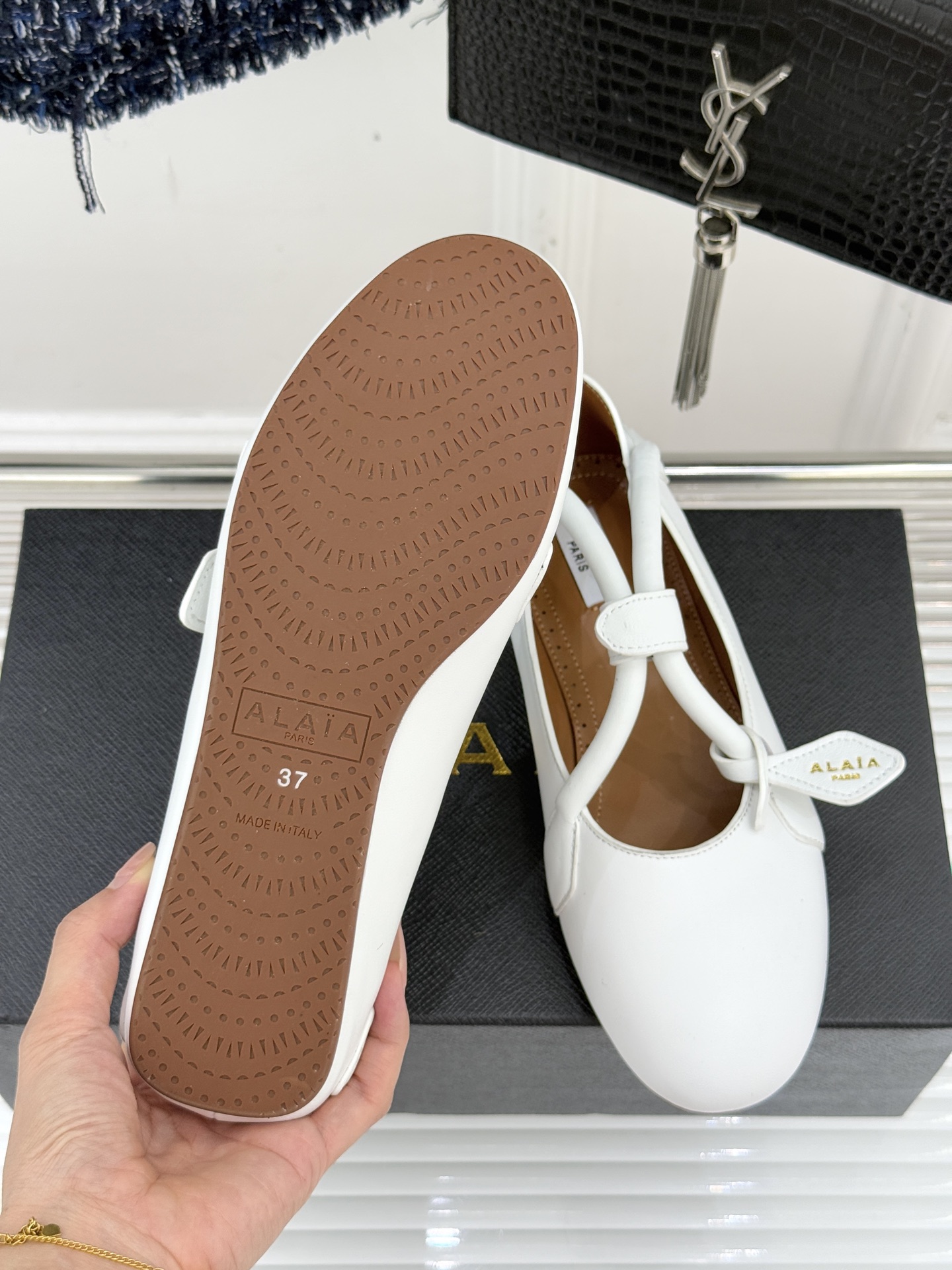 ALAIA/阿莱亚25WF新品复古手袋系列玛丽珍鞋当1992年的经典廓形重逢80年代的性感基因ALAIA