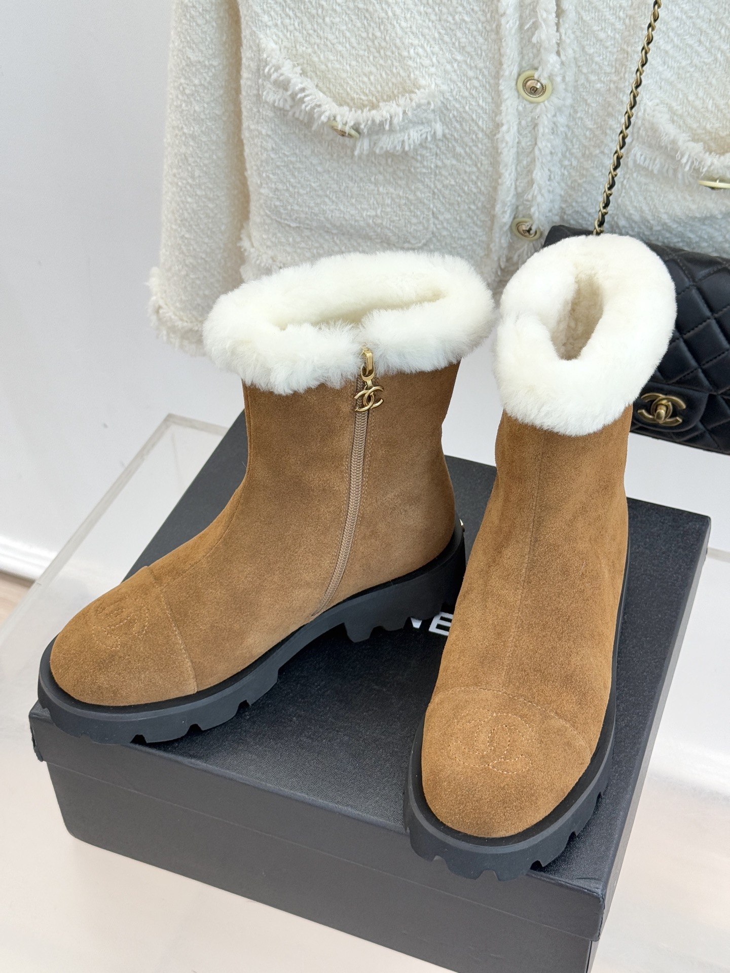 CHANE*｜小香 25K双C拼色毛毛雪地靴当小香25K系列的创新基因邂逅冬日暖意双C拼色毛毛雪地靴以柔