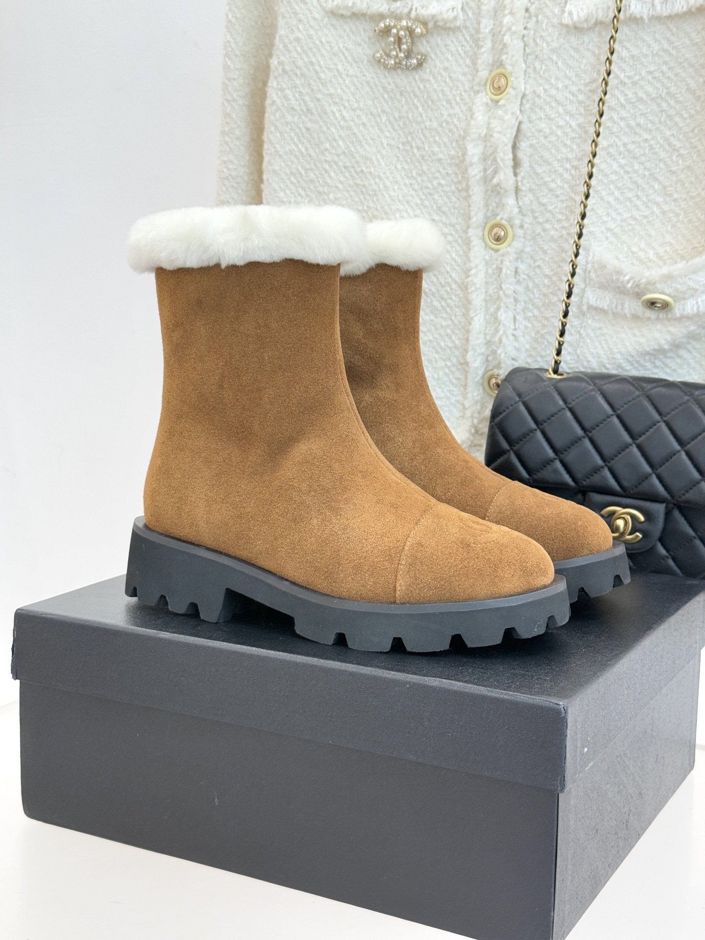 CHANE*｜小香 25K双C拼色毛毛雪地靴当小香25K系列的创新基因邂逅冬日暖意双C拼色毛毛雪地靴以柔