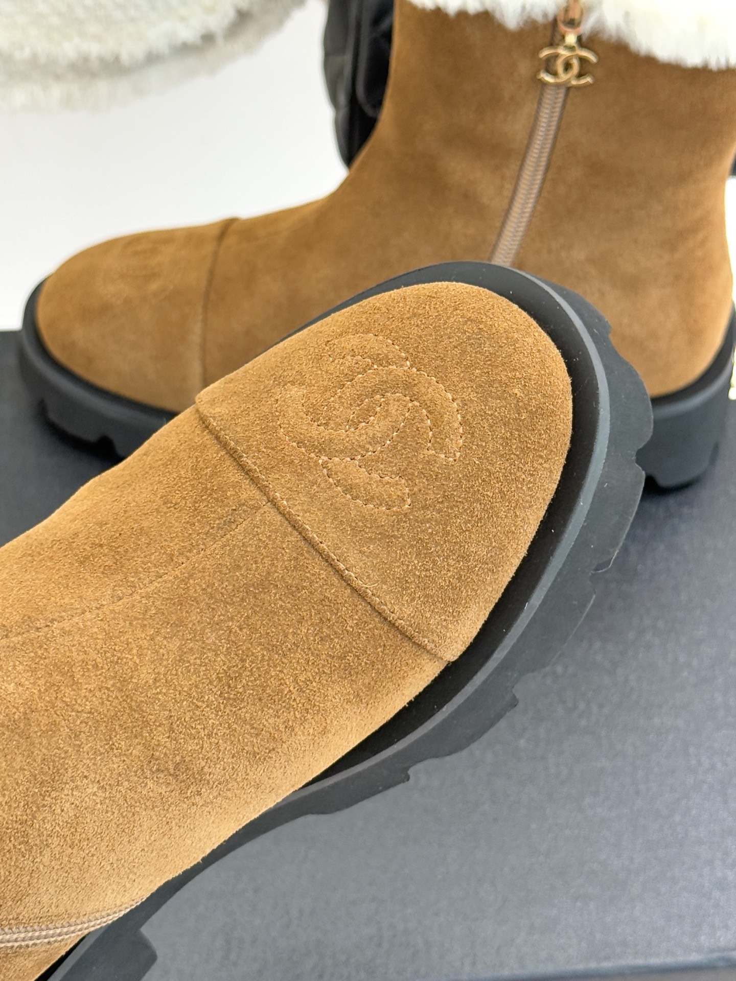 CHANE*｜小香 25K双C拼色毛毛雪地靴当小香25K系列的创新基因邂逅冬日暖意双C拼色毛毛雪地靴以柔