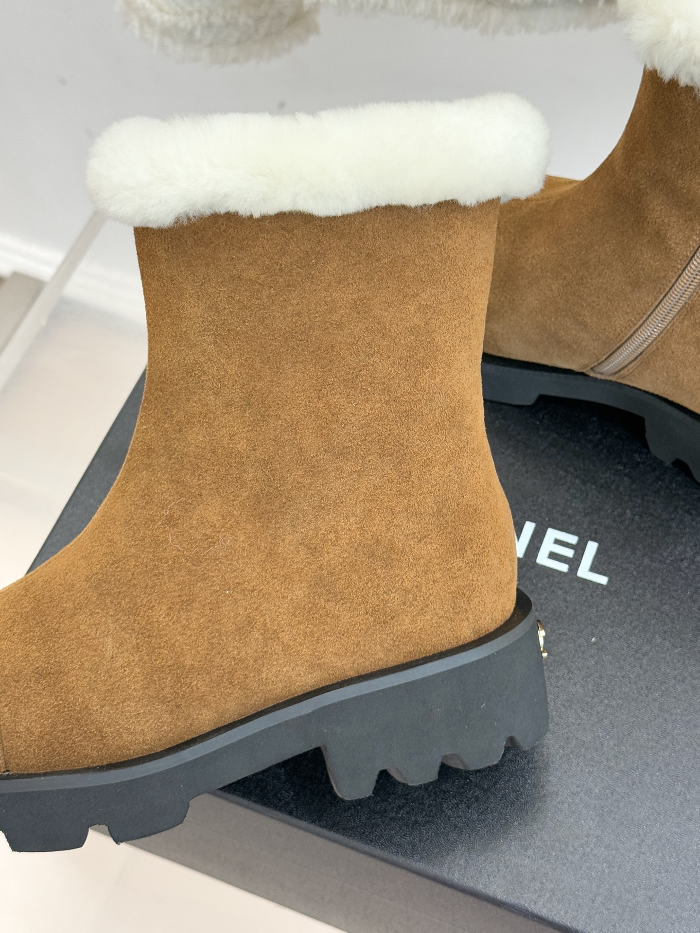 CHANE*｜小香 25K双C拼色毛毛雪地靴当小香25K系列的创新基因邂逅冬日暖意双C拼色毛毛雪地靴以柔