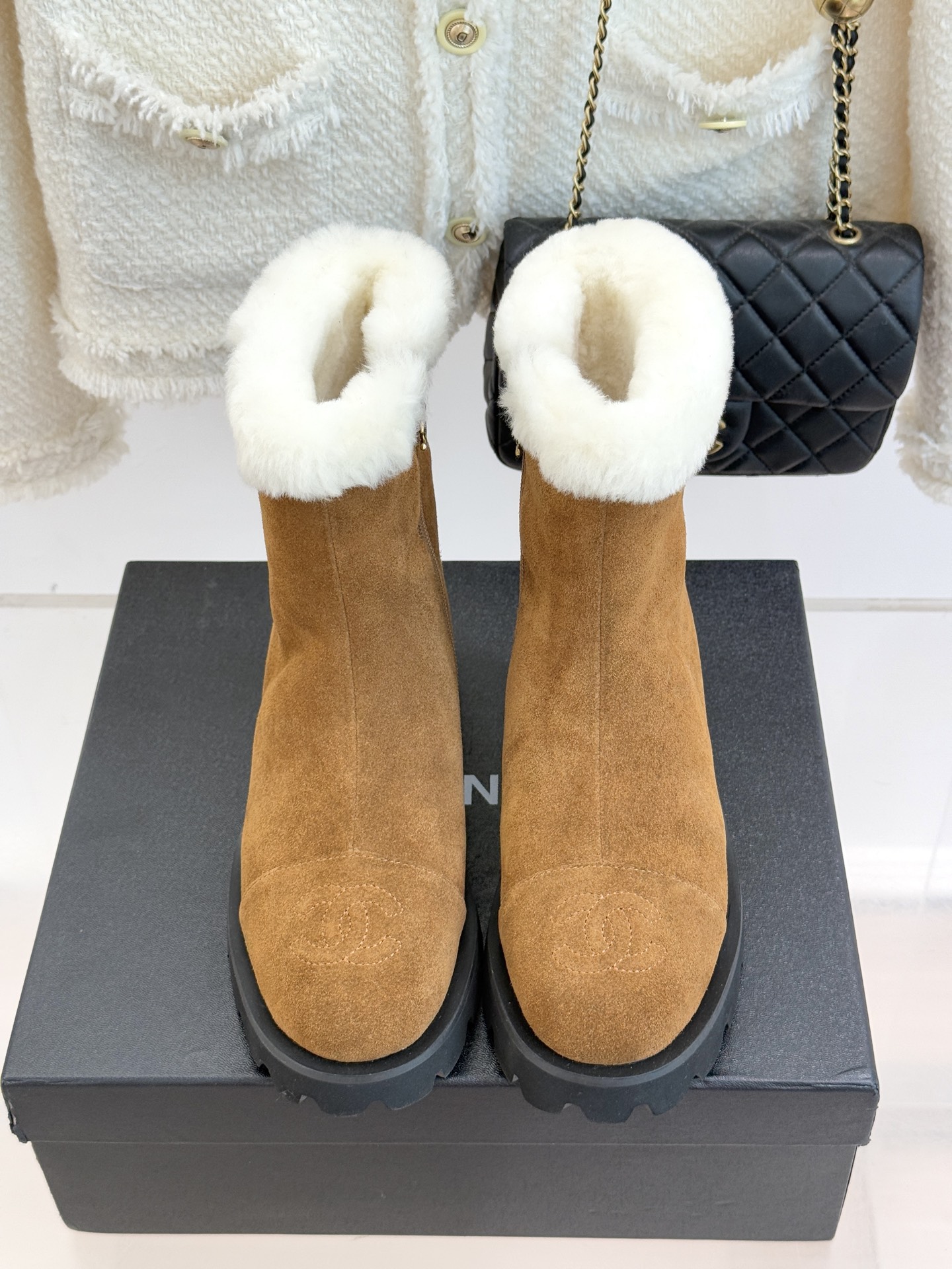 CHANE*｜小香 25K双C拼色毛毛雪地靴当小香25K系列的创新基因邂逅冬日暖意双C拼色毛毛雪地靴以柔