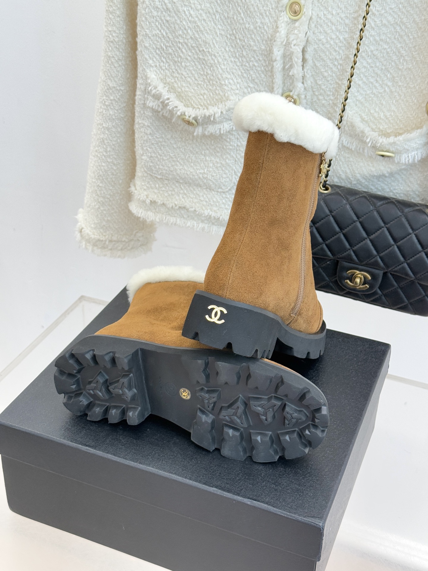 CHANE*｜小香 25K双C拼色毛毛雪地靴当小香25K系列的创新基因邂逅冬日暖意双C拼色毛毛雪地靴以柔