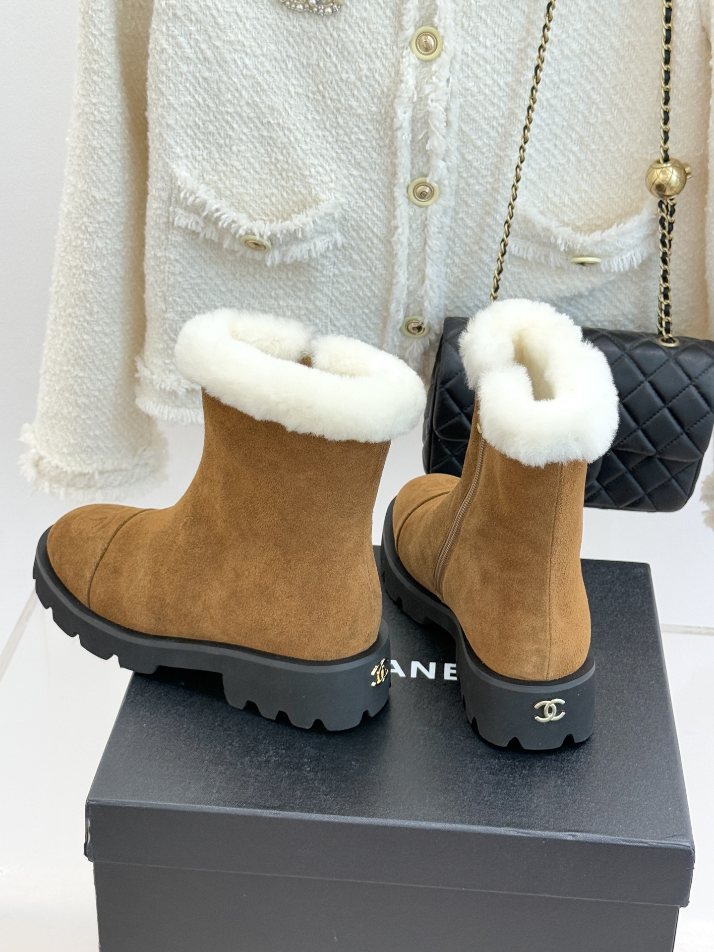 CHANE*｜小香 25K双C拼色毛毛雪地靴当小香25K系列的创新基因邂逅冬日暖意双C拼色毛毛雪地靴以柔