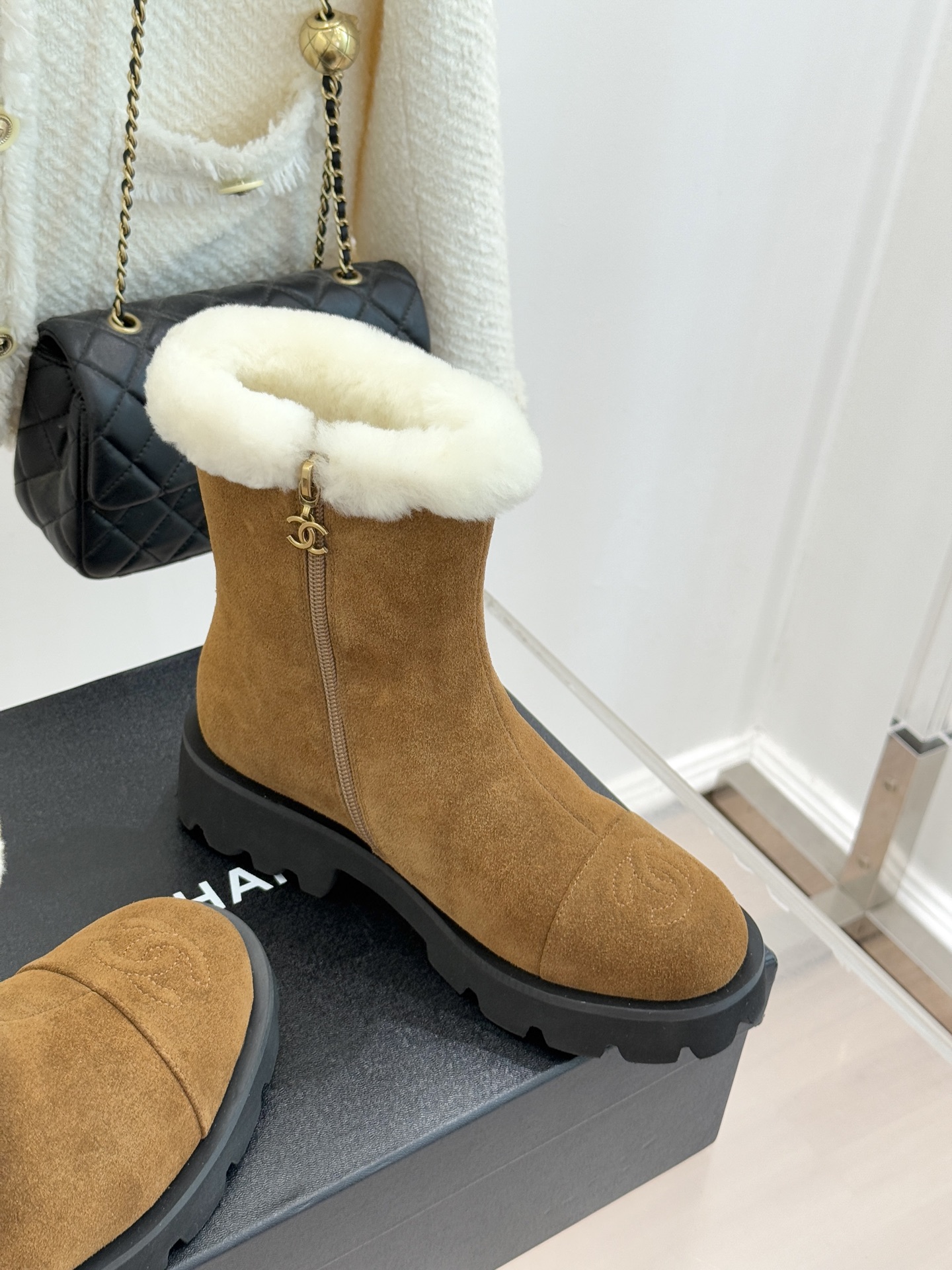 CHANE*｜小香 25K双C拼色毛毛雪地靴当小香25K系列的创新基因邂逅冬日暖意双C拼色毛毛雪地靴以柔