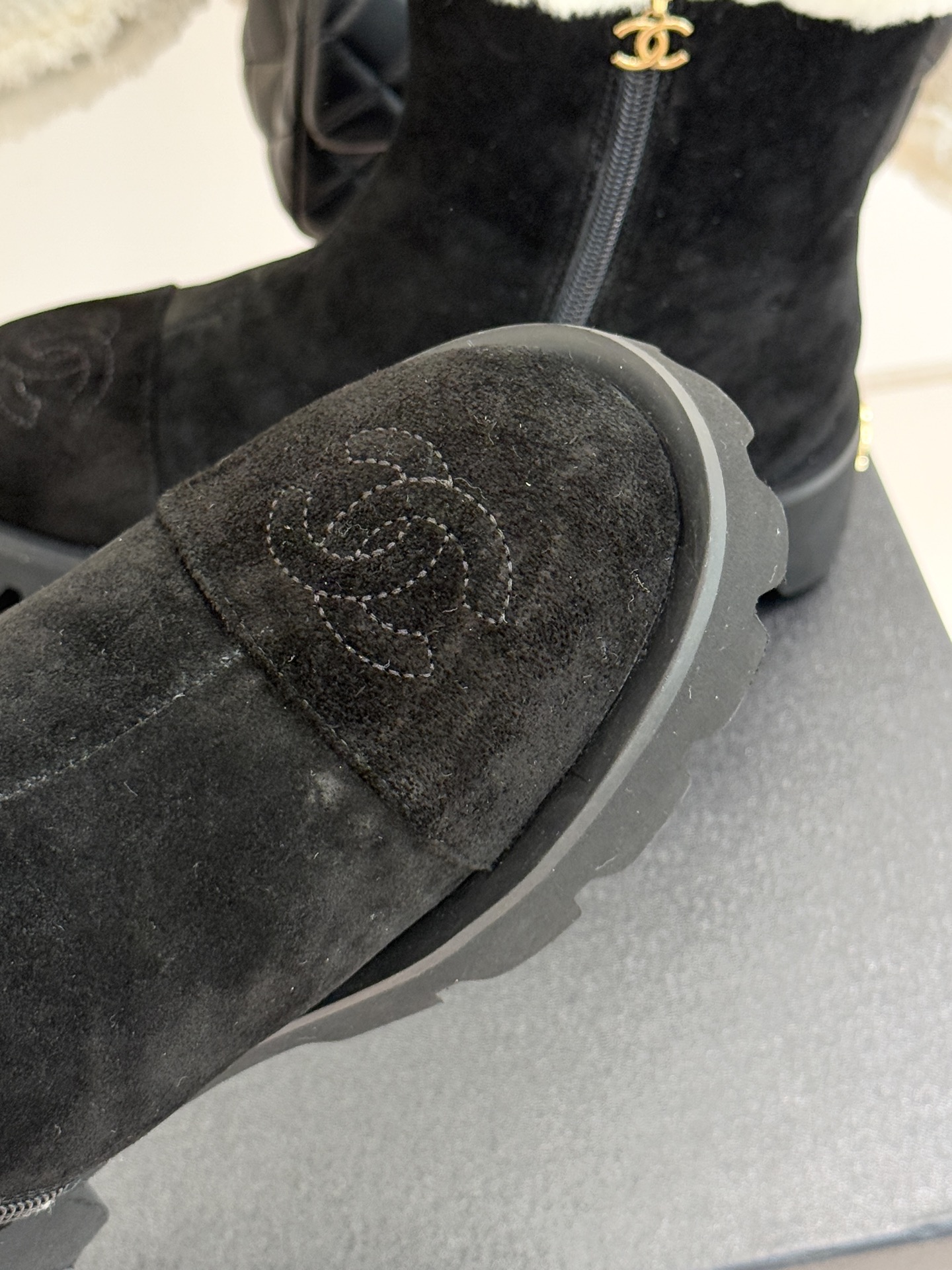 CHANE*｜小香 25K双C拼色毛毛雪地靴当小香25K系列的创新基因邂逅冬日暖意双C拼色毛毛雪地靴以柔