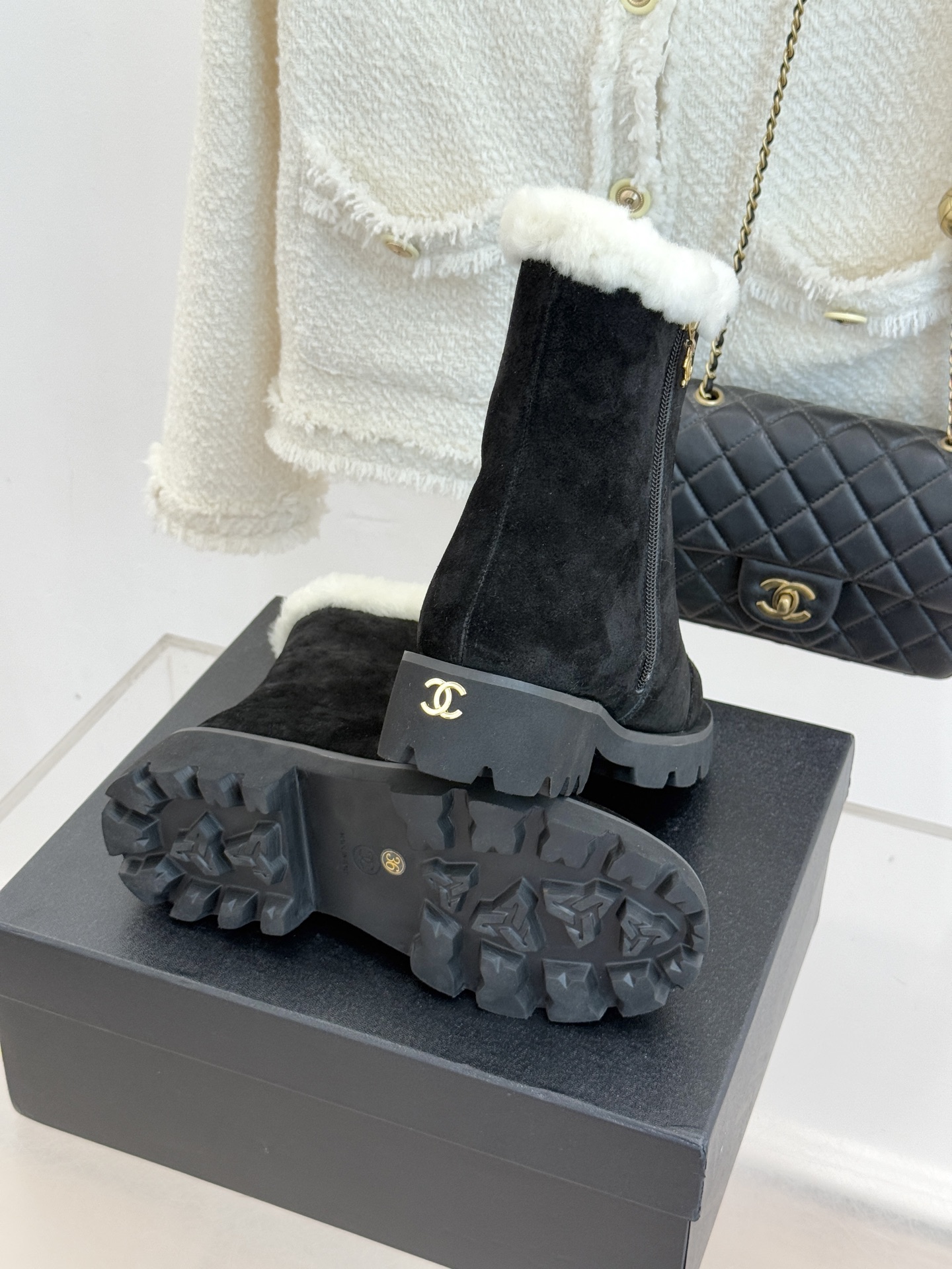 CHANE*｜小香 25K双C拼色毛毛雪地靴当小香25K系列的创新基因邂逅冬日暖意双C拼色毛毛雪地靴以柔