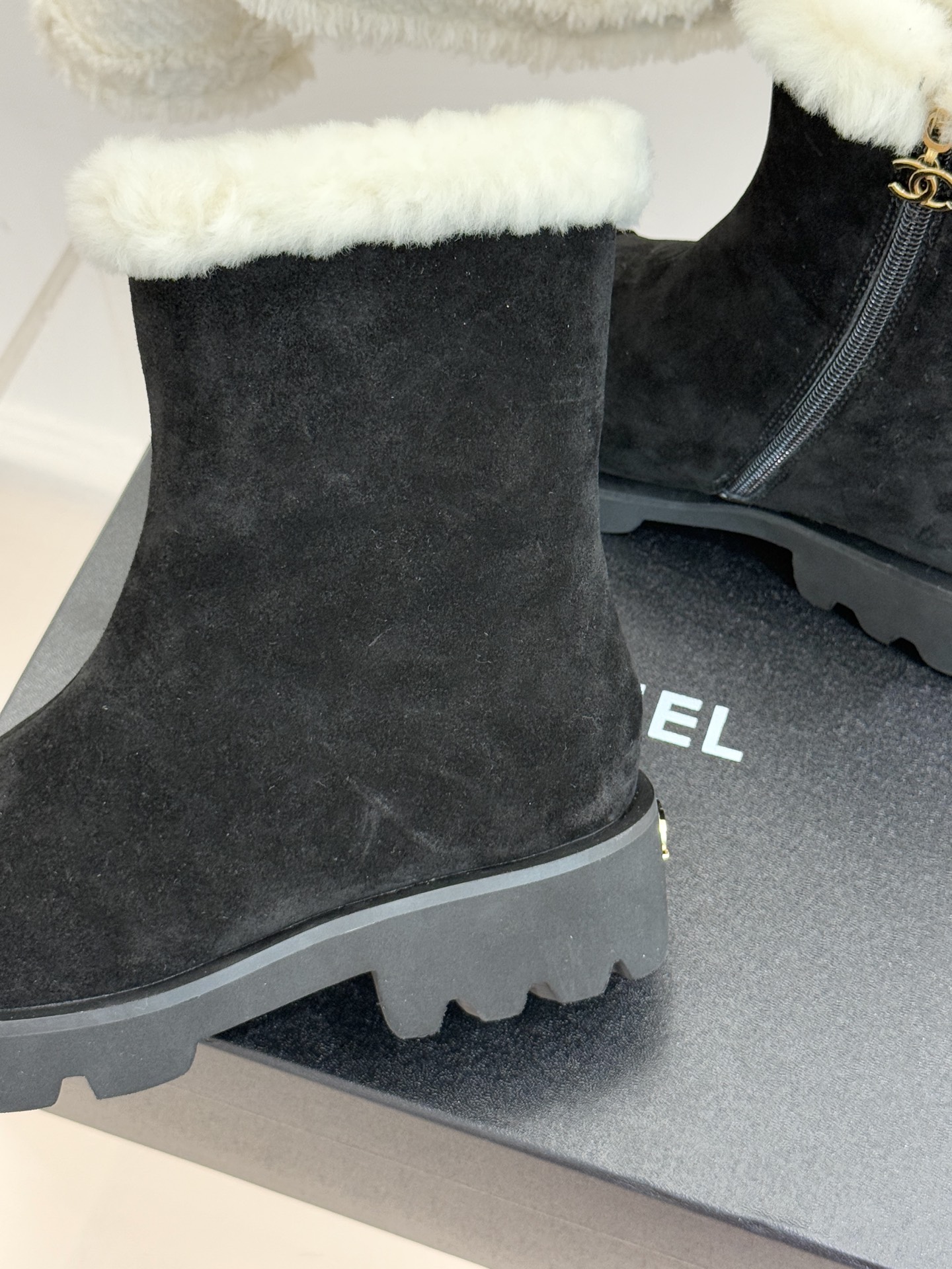 CHANE*｜小香 25K双C拼色毛毛雪地靴当小香25K系列的创新基因邂逅冬日暖意双C拼色毛毛雪地靴以柔