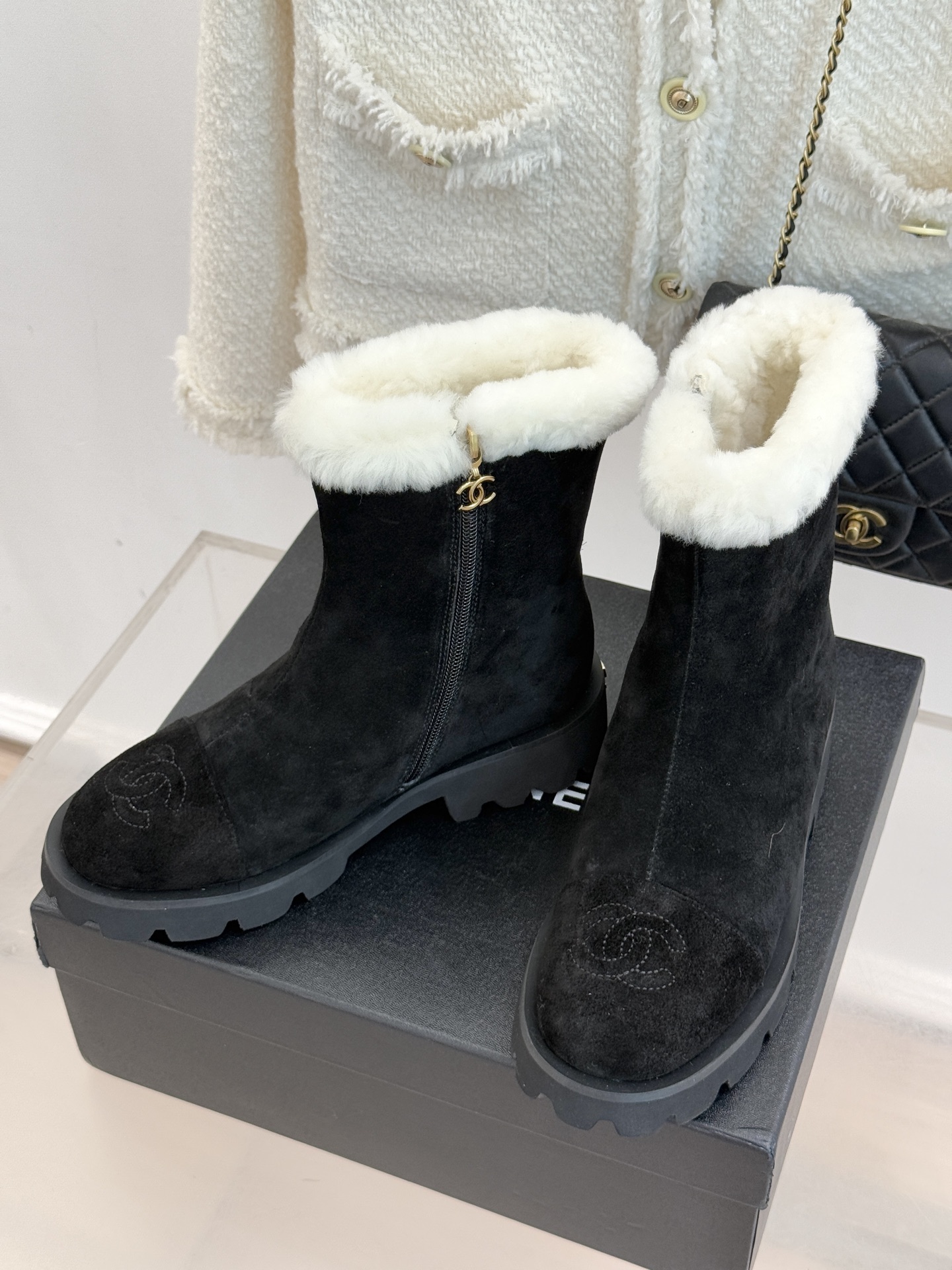 CHANE*｜小香 25K双C拼色毛毛雪地靴当小香25K系列的创新基因邂逅冬日暖意双C拼色毛毛雪地靴以柔