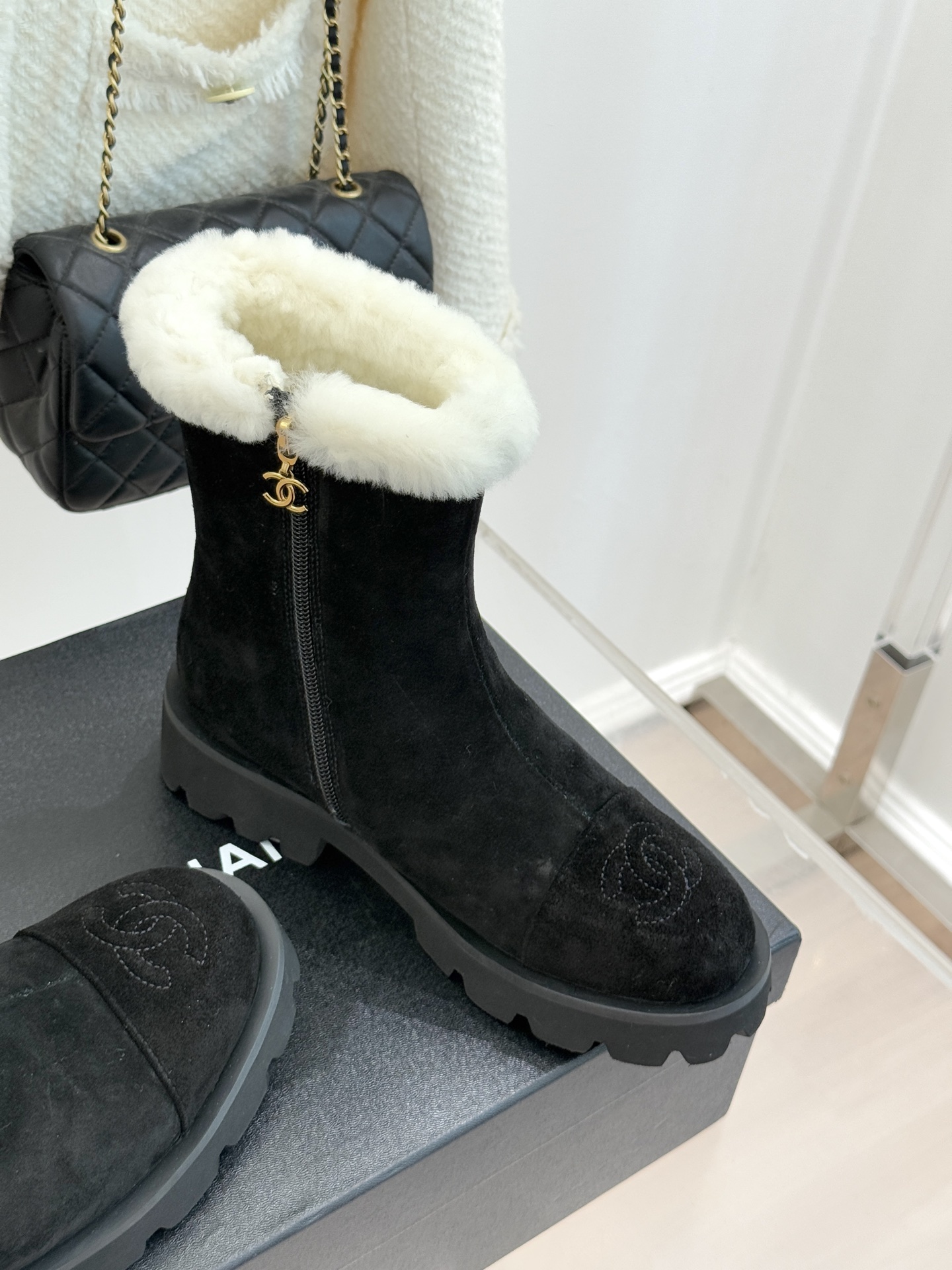 CHANE*｜小香 25K双C拼色毛毛雪地靴当小香25K系列的创新基因邂逅冬日暖意双C拼色毛毛雪地靴以柔