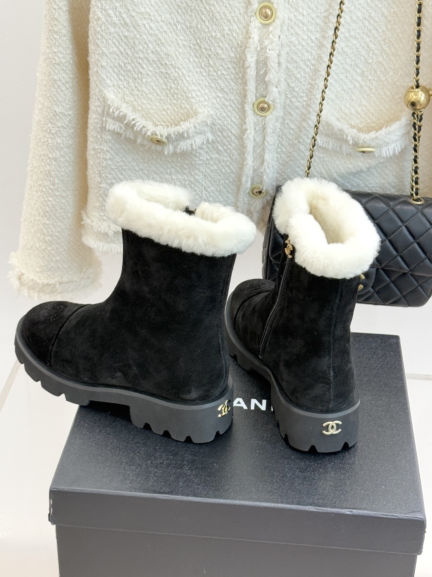 CHANE*｜小香 25K双C拼色毛毛雪地靴当小香25K系列的创新基因邂逅冬日暖意双C拼色毛毛雪地靴以柔