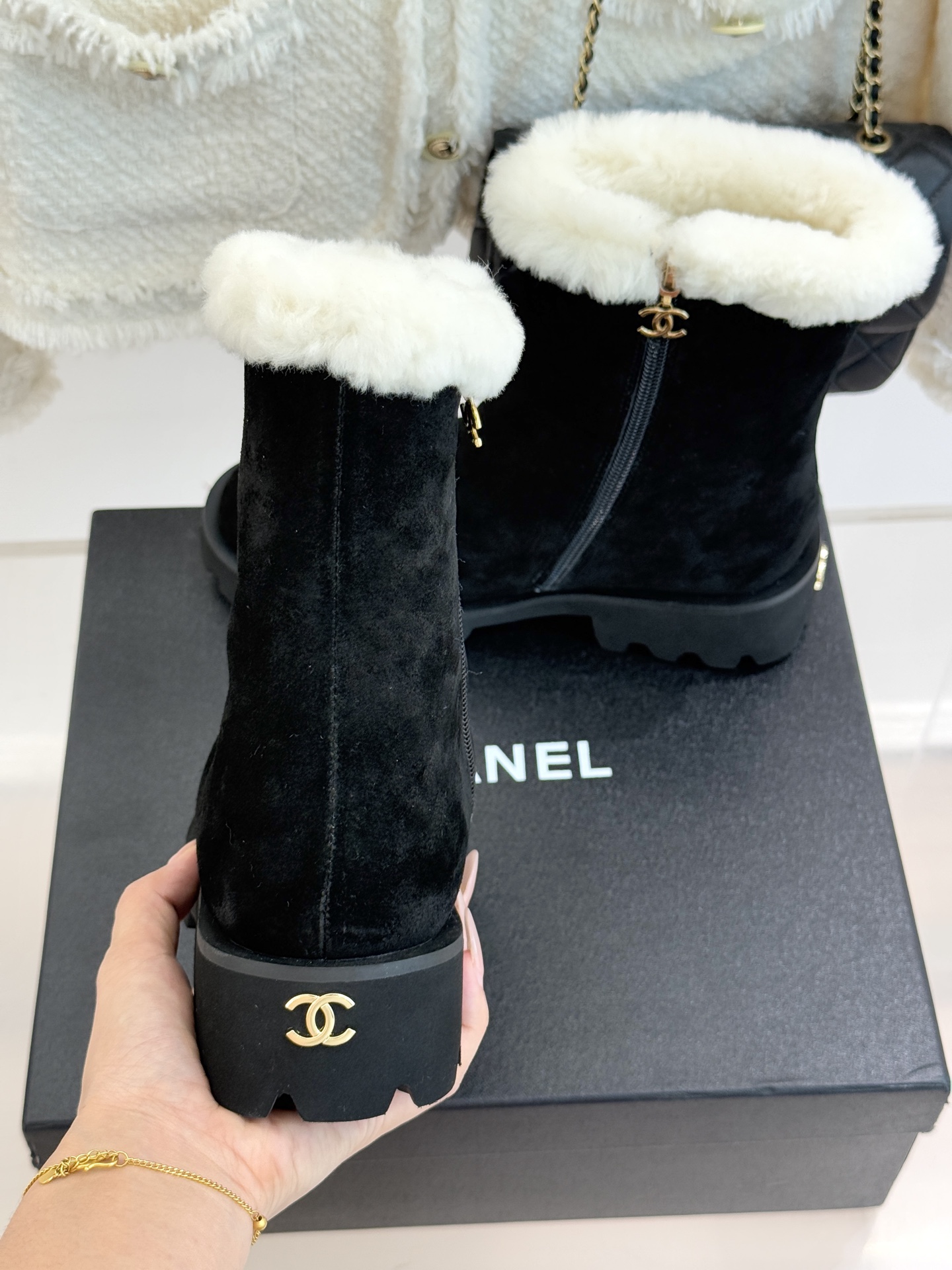 CHANE*｜小香 25K双C拼色毛毛雪地靴当小香25K系列的创新基因邂逅冬日暖意双C拼色毛毛雪地靴以柔