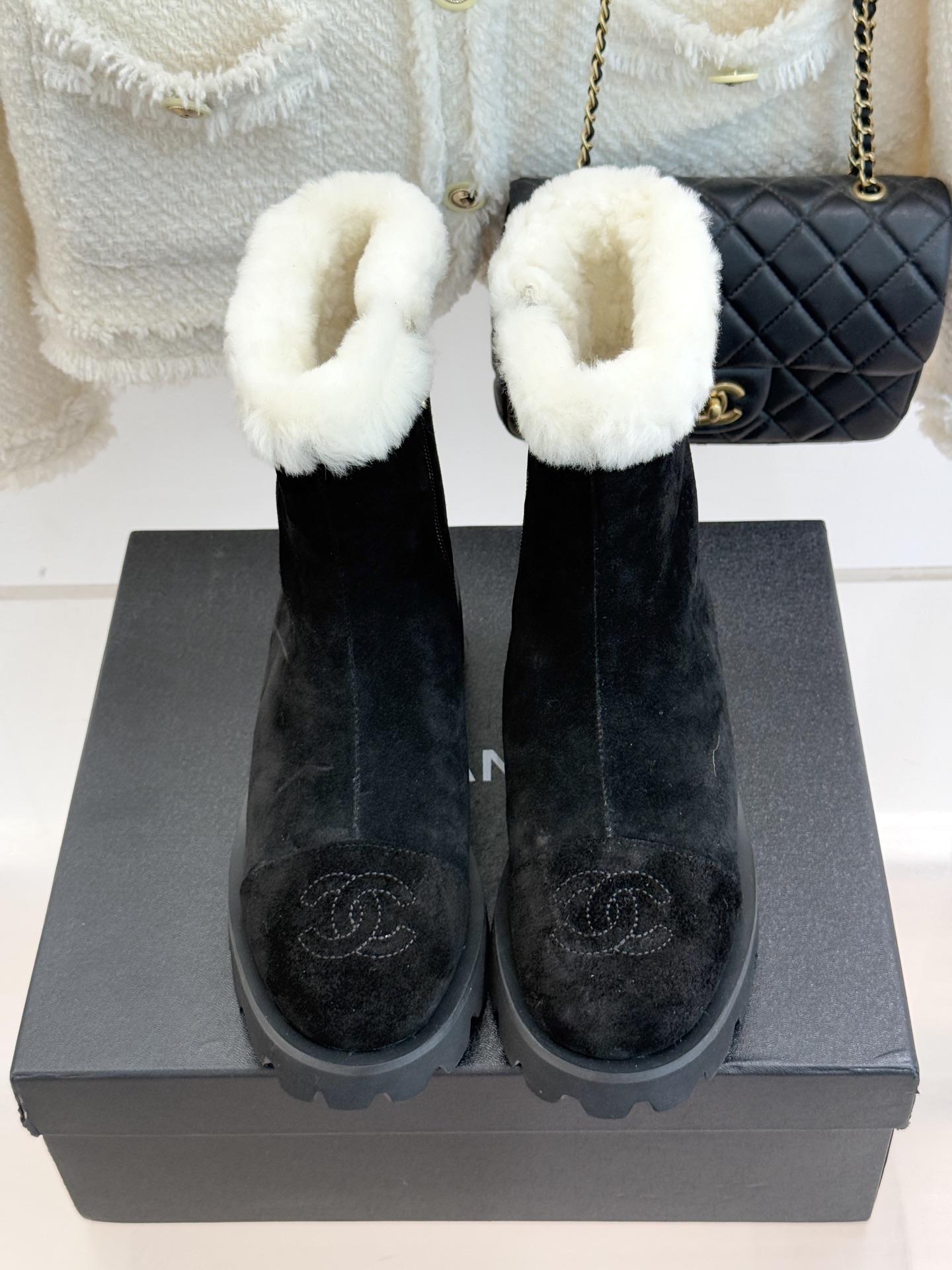 CHANE*｜小香 25K双C拼色毛毛雪地靴当小香25K系列的创新基因邂逅冬日暖意双C拼色毛毛雪地靴以柔