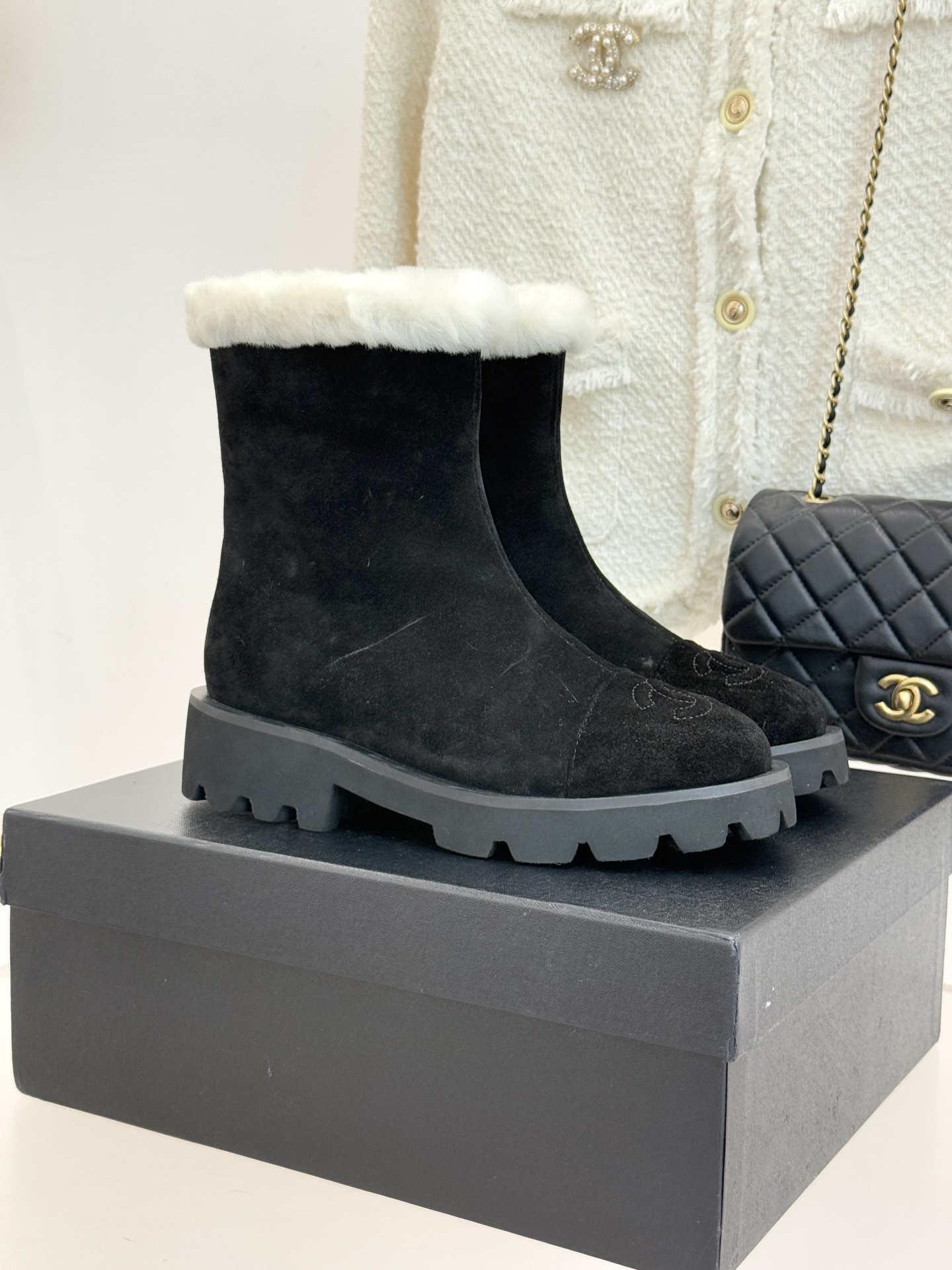 CHANE*｜小香 25K双C拼色毛毛雪地靴当小香25K系列的创新基因邂逅冬日暖意双C拼色毛毛雪地靴以柔