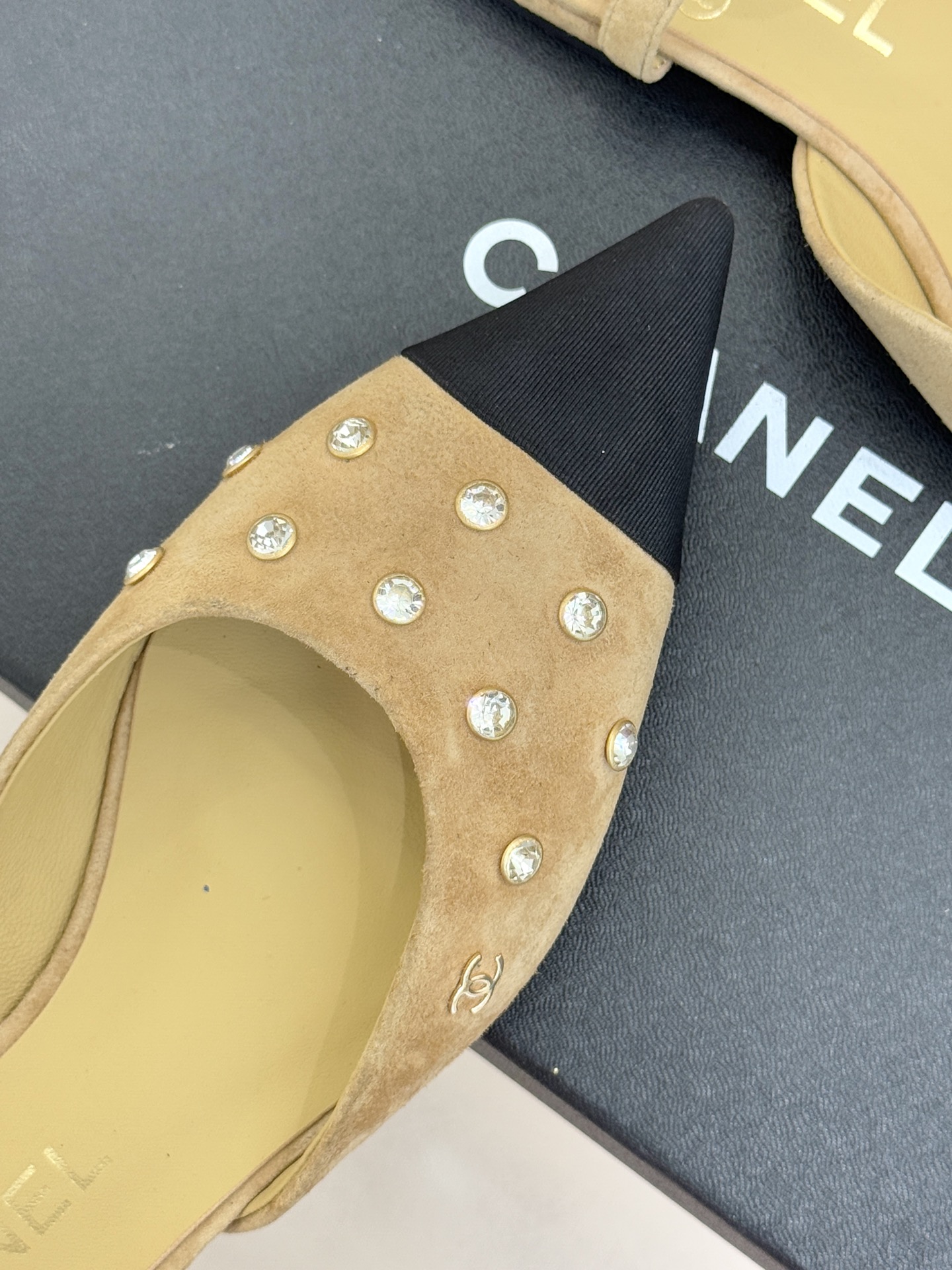 CHANE*｜小香25WF新品珍珠水钻双C拼色尖头后空凉鞋当小香的自由美学邂逅2025摩登风潮这双凉鞋以