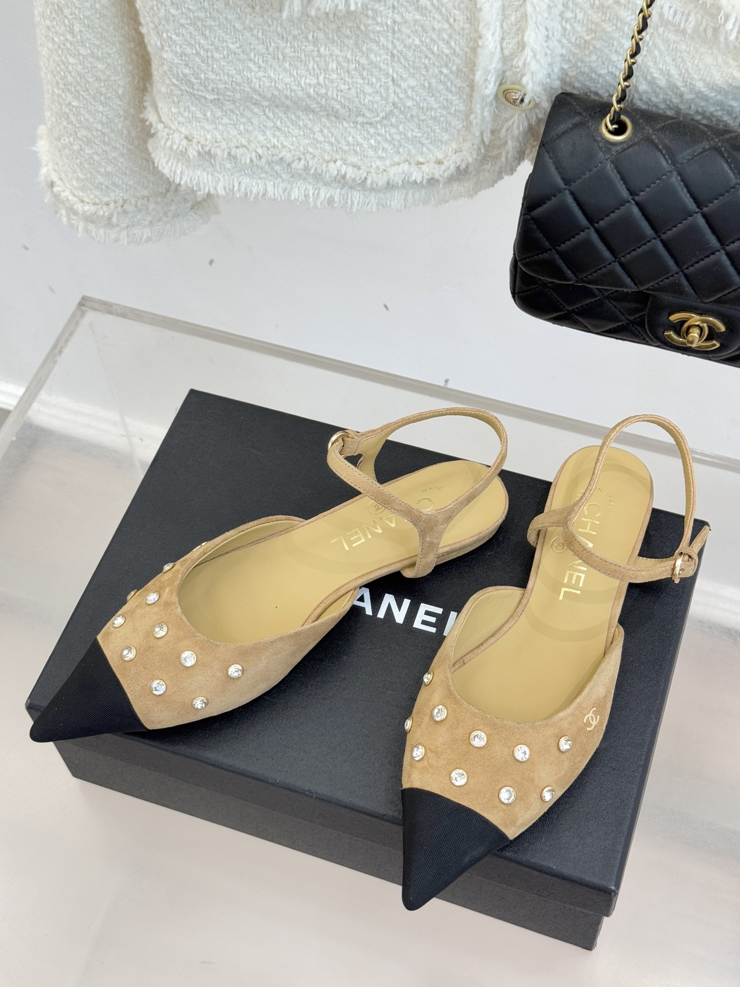 CHANE*｜小香25WF新品珍珠水钻双C拼色尖头后空凉鞋当小香的自由美学邂逅2025摩登风潮这双凉鞋以