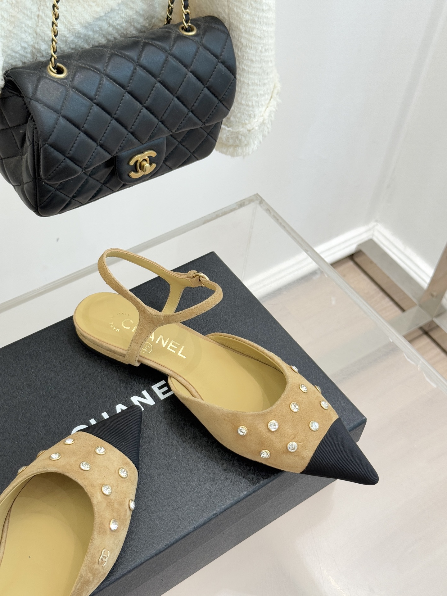 CHANE*｜小香25WF新品珍珠水钻双C拼色尖头后空凉鞋当小香的自由美学邂逅2025摩登风潮这双凉鞋以