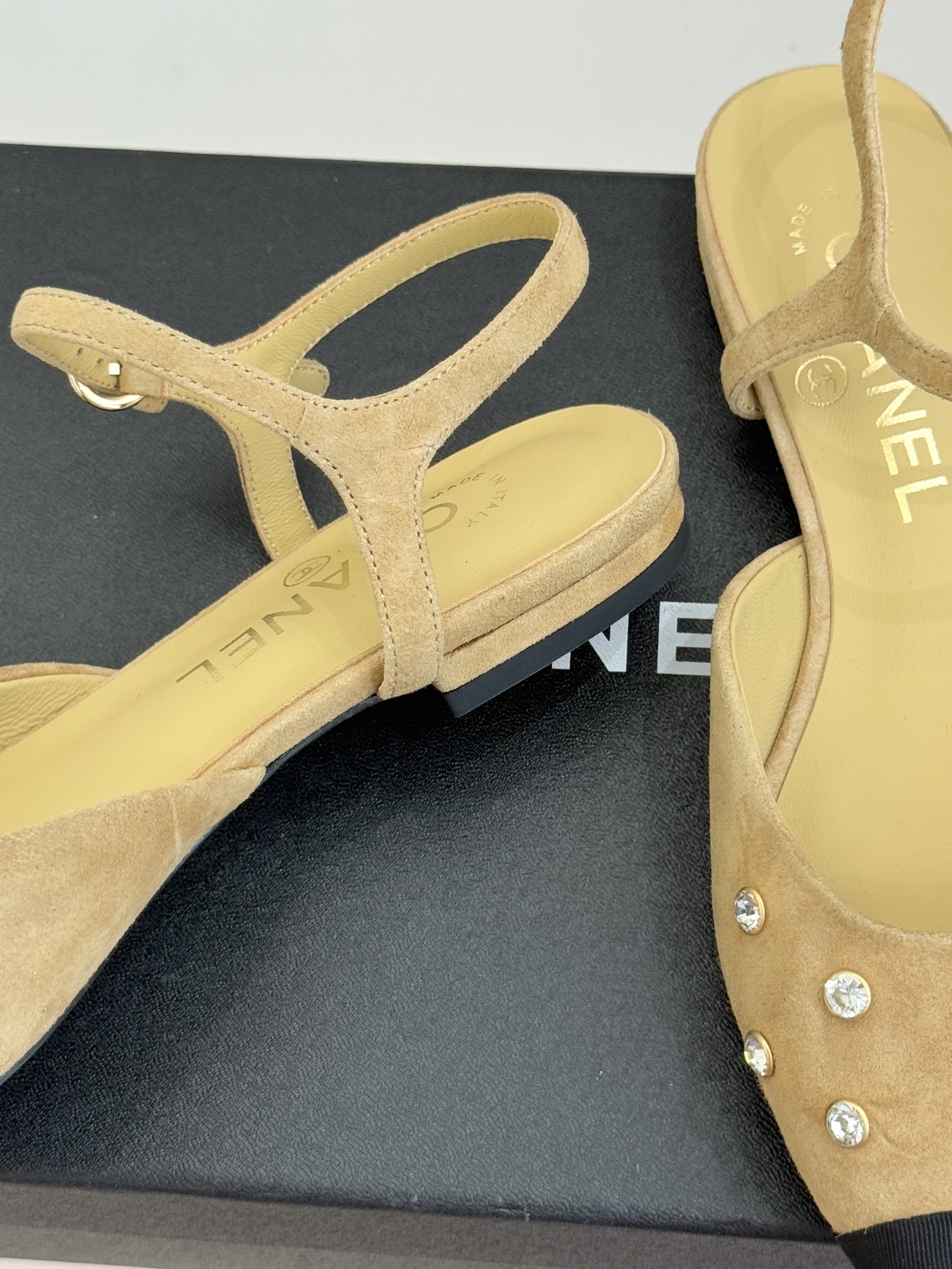 CHANE*｜小香25WF新品珍珠水钻双C拼色尖头后空凉鞋当小香的自由美学邂逅2025摩登风潮这双凉鞋以