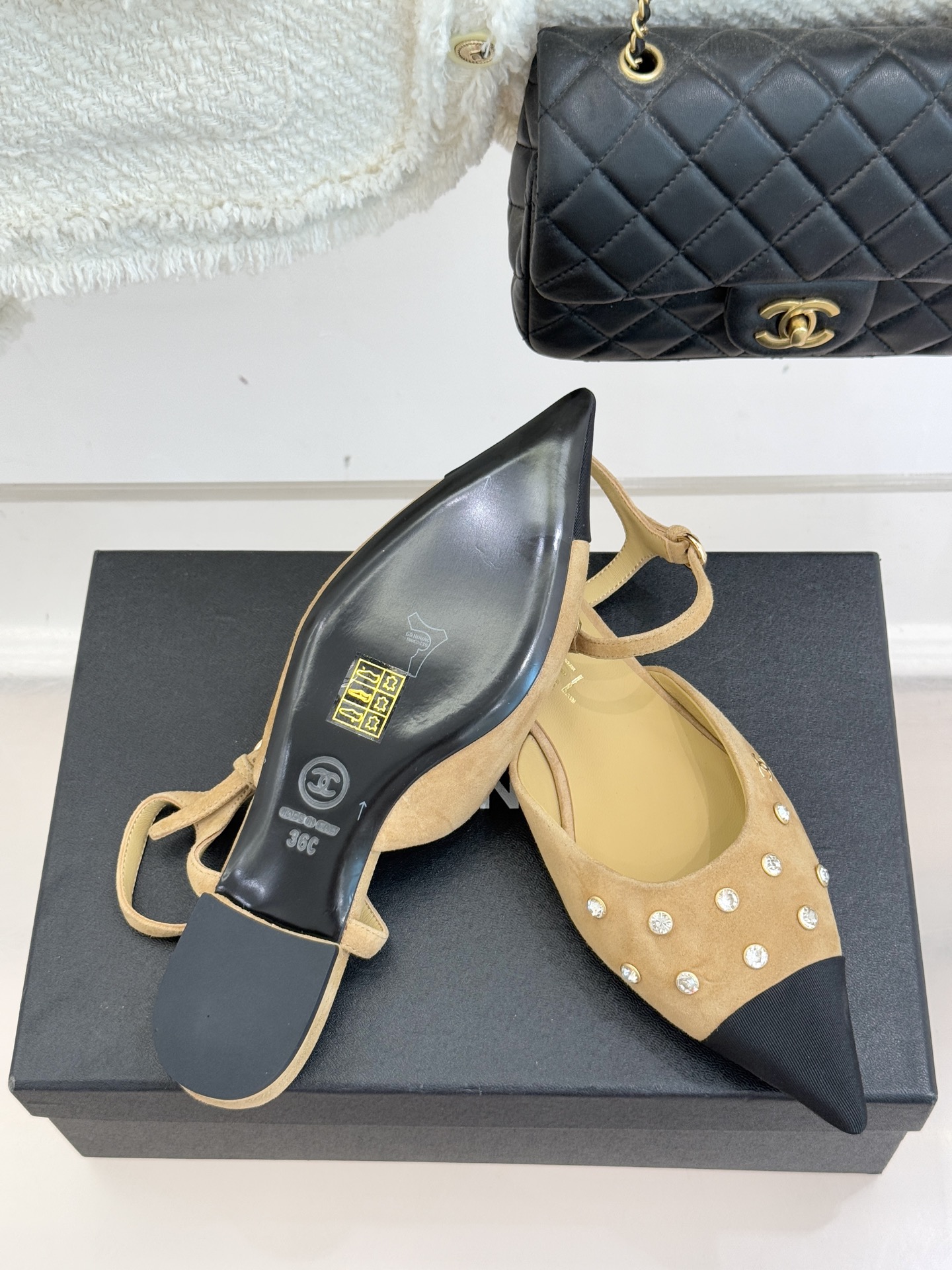 CHANE*｜小香25WF新品珍珠水钻双C拼色尖头后空凉鞋当小香的自由美学邂逅2025摩登风潮这双凉鞋以