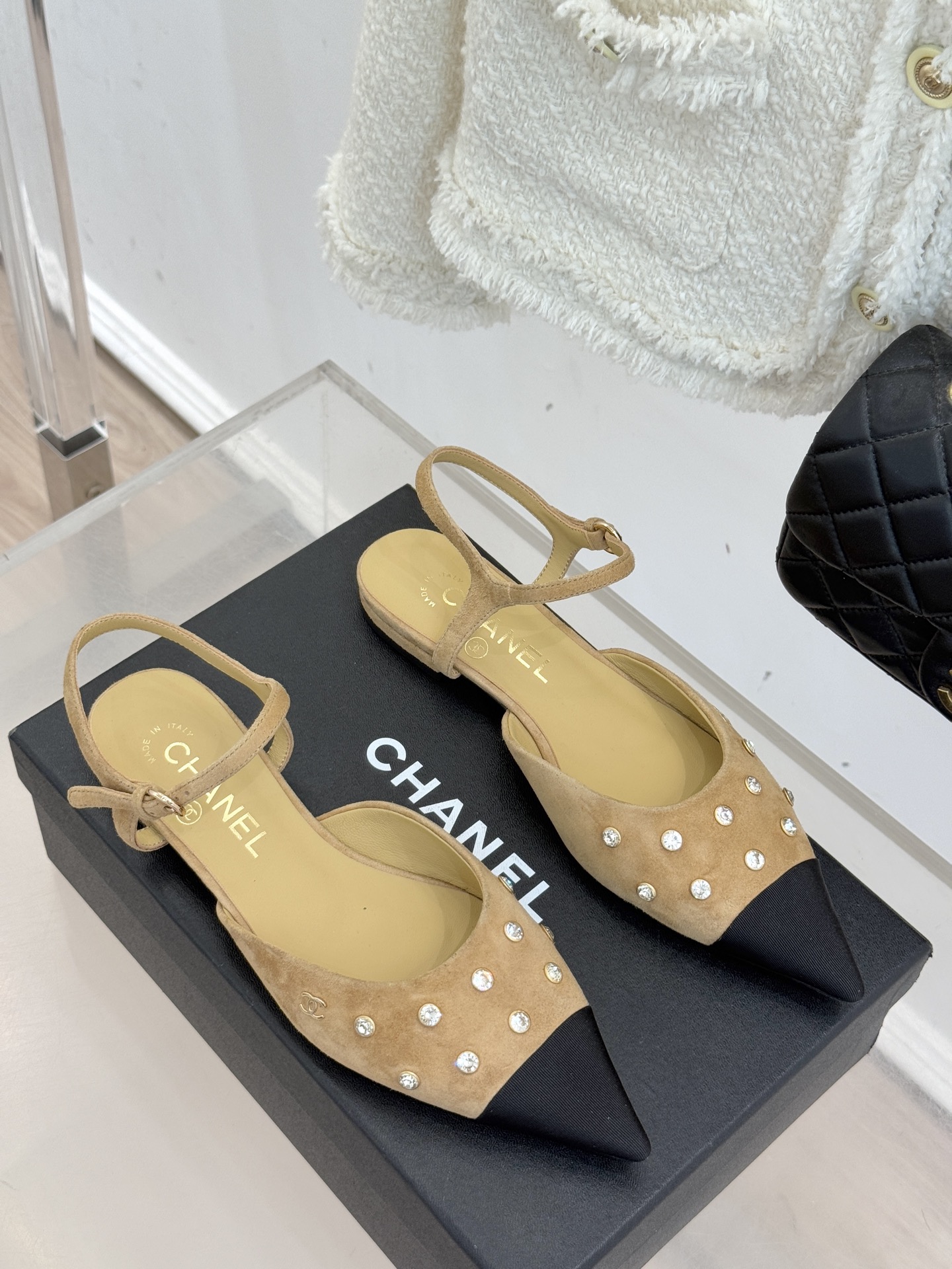 CHANE*｜小香25WF新品珍珠水钻双C拼色尖头后空凉鞋当小香的自由美学邂逅2025摩登风潮这双凉鞋以