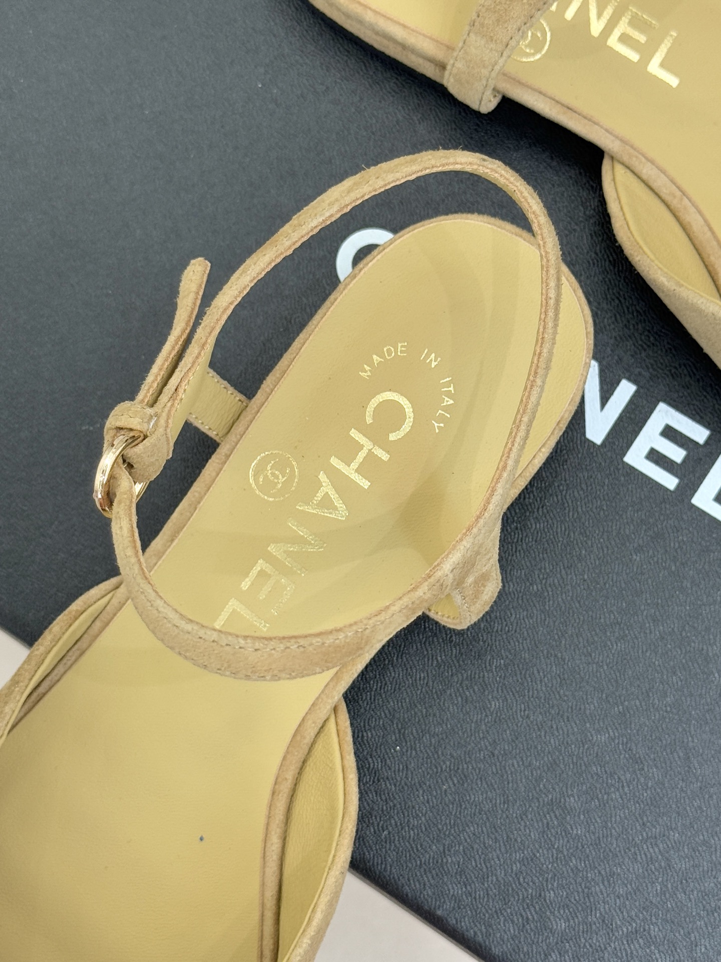 CHANE*｜小香25WF新品珍珠水钻双C拼色尖头后空凉鞋当小香的自由美学邂逅2025摩登风潮这双凉鞋以