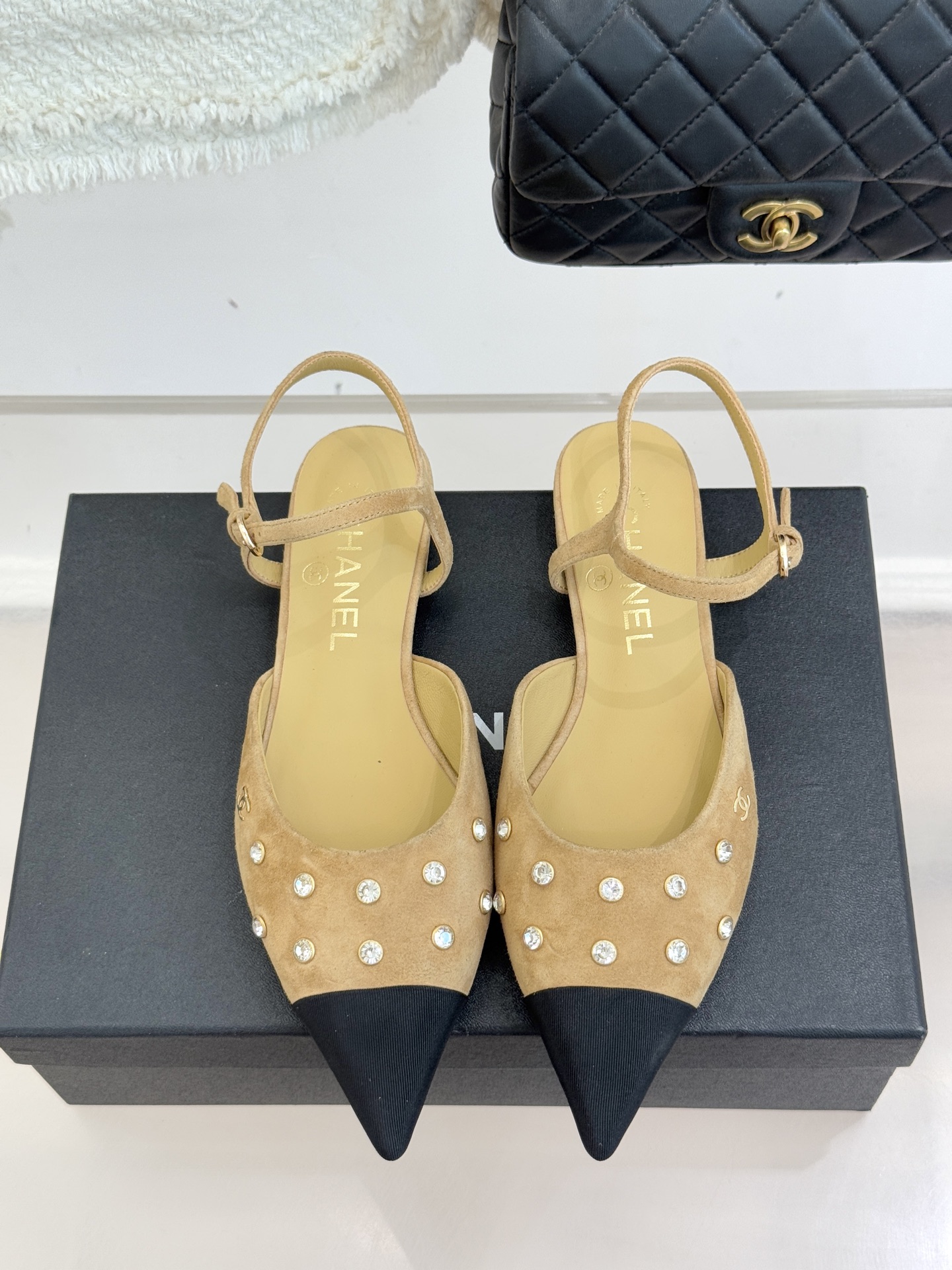 CHANE*｜小香25WF新品珍珠水钻双C拼色尖头后空凉鞋当小香的自由美学邂逅2025摩登风潮这双凉鞋以