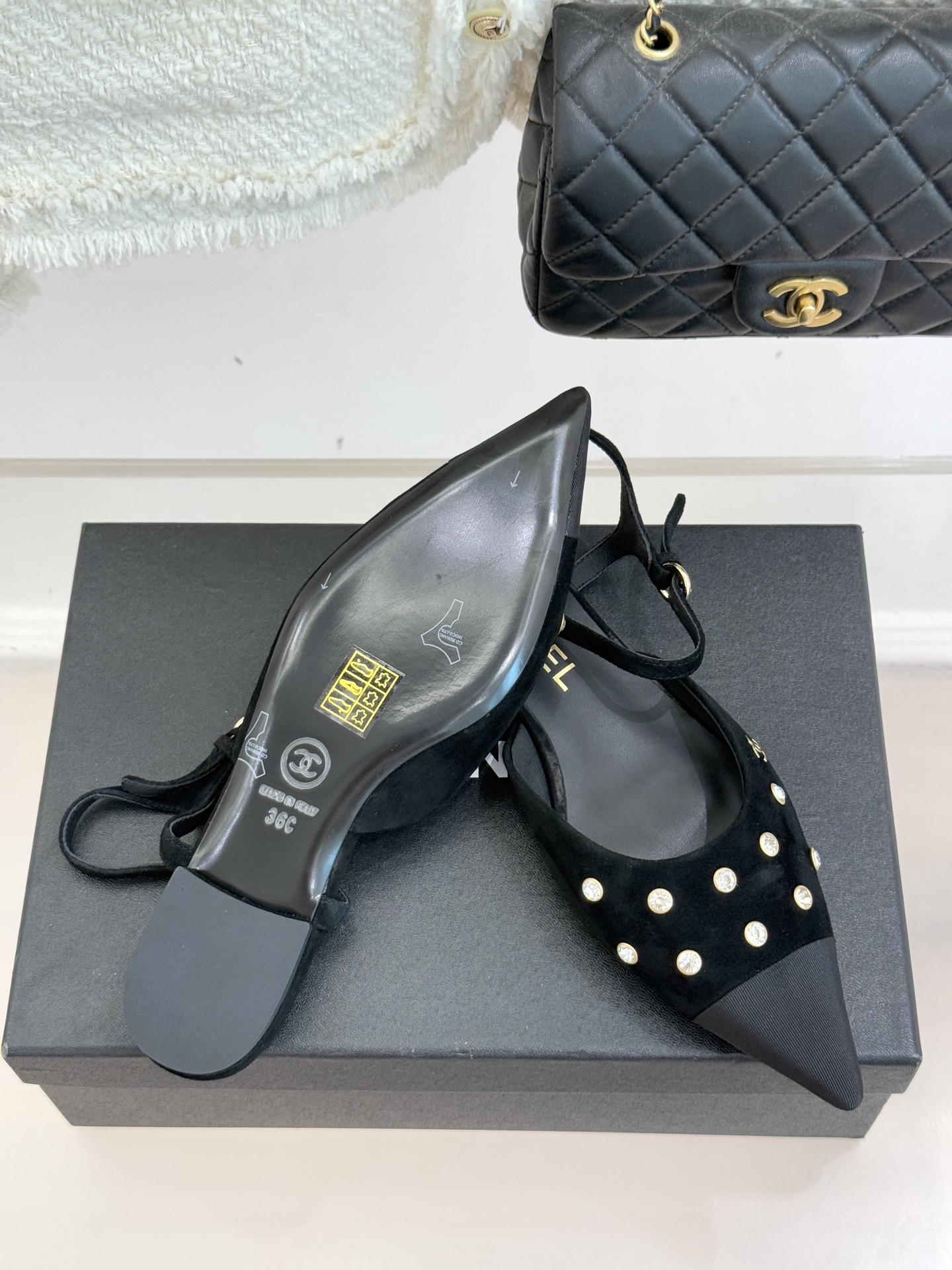 CHANE*｜小香25WF新品珍珠水钻双C拼色尖头后空凉鞋当小香的自由美学邂逅2025摩登风潮这双凉鞋以