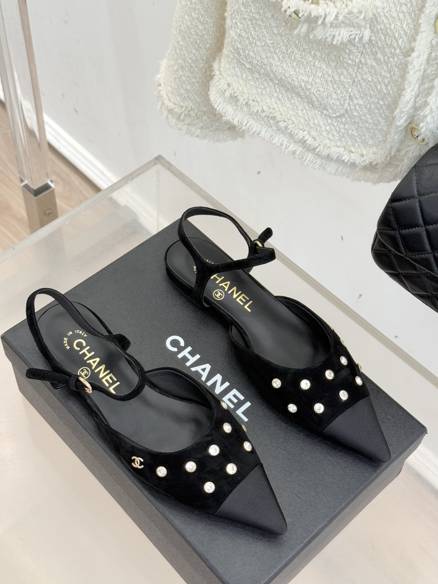 CHANE*｜小香25WF新品珍珠水钻双C拼色尖头后空凉鞋当小香的自由美学邂逅2025摩登风潮这双凉鞋以