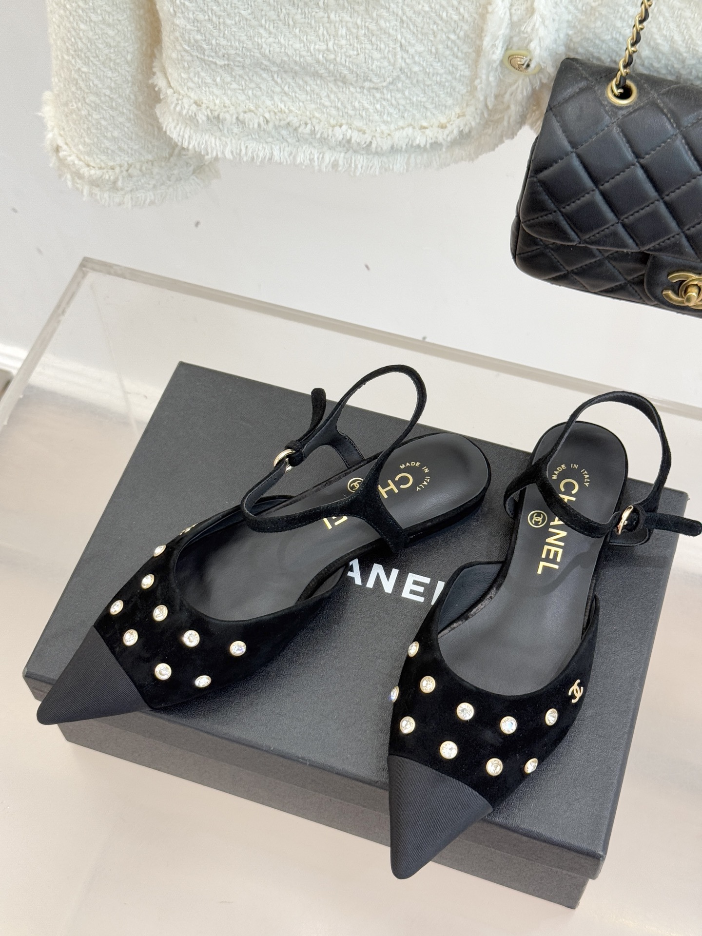 CHANE*｜小香25WF新品珍珠水钻双C拼色尖头后空凉鞋当小香的自由美学邂逅2025摩登风潮这双凉鞋以