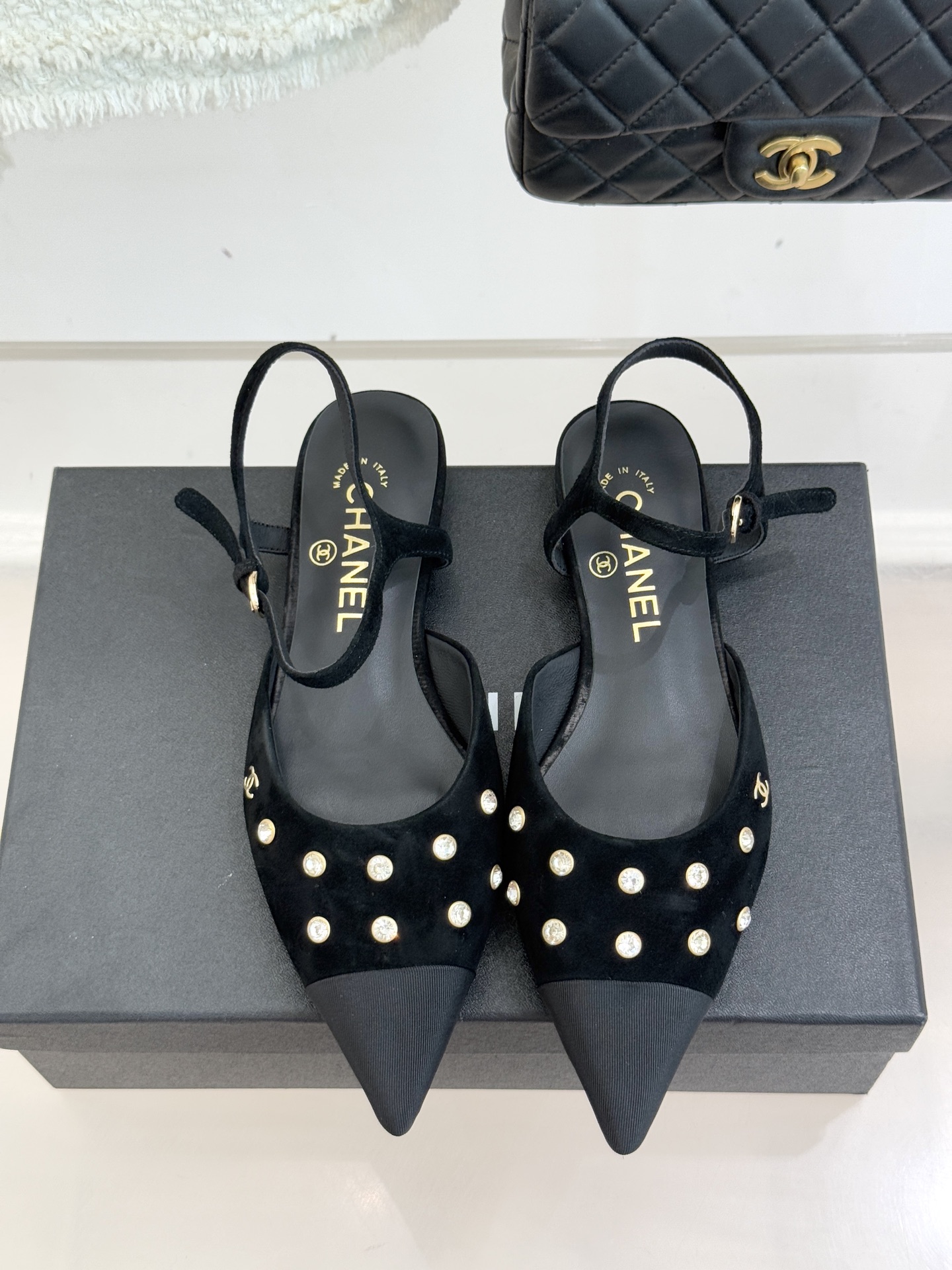 CHANE*｜小香25WF新品珍珠水钻双C拼色尖头后空凉鞋当小香的自由美学邂逅2025摩登风潮这双凉鞋以