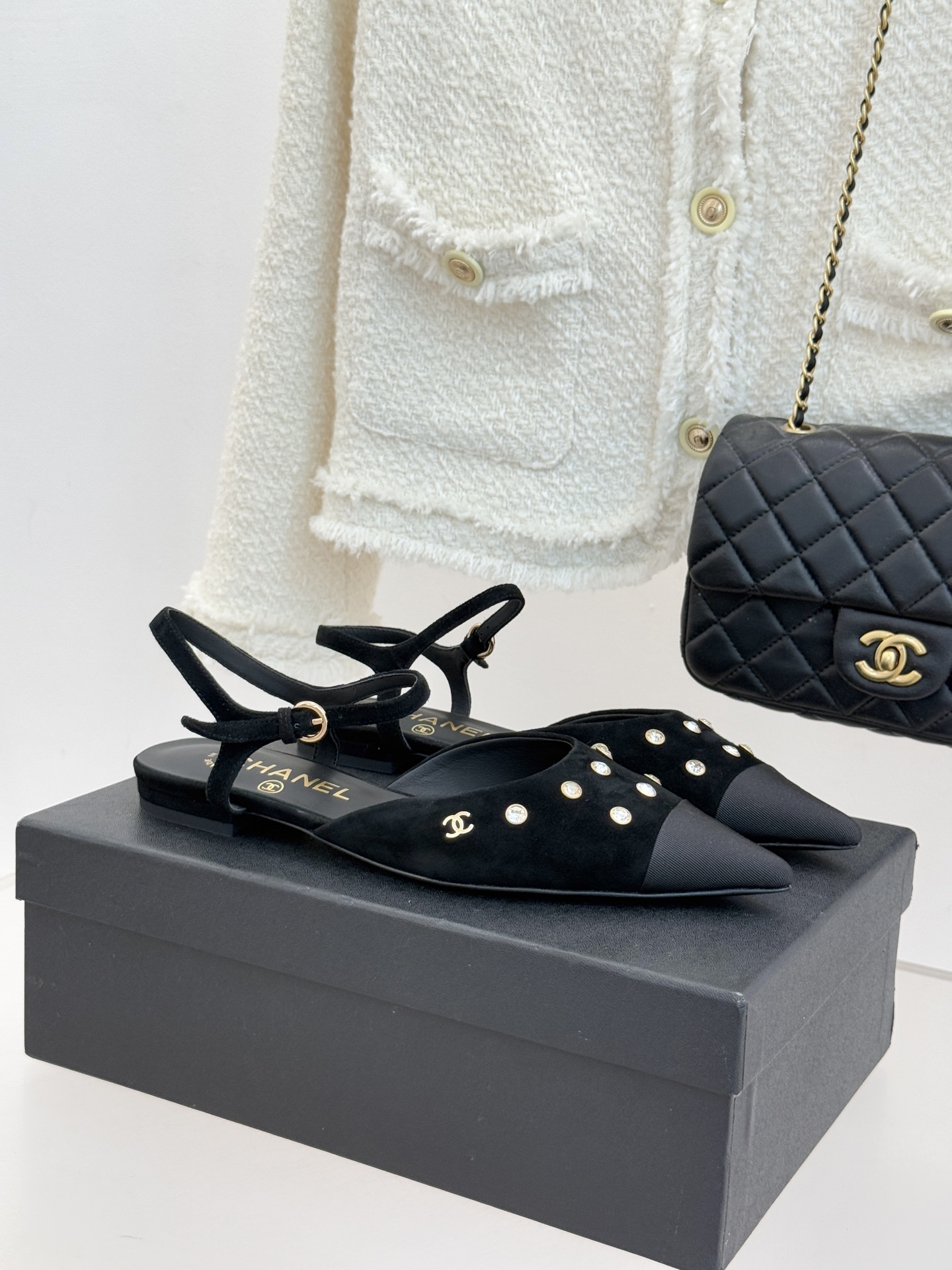 CHANE*｜小香25WF新品珍珠水钻双C拼色尖头后空凉鞋当小香的自由美学邂逅2025摩登风潮这双凉鞋以