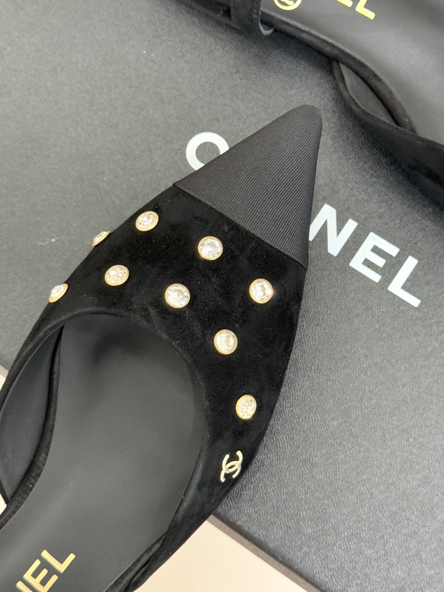 CHANE*｜小香25WF新品珍珠水钻双C拼色尖头后空凉鞋当小香的自由美学邂逅2025摩登风潮这双凉鞋以