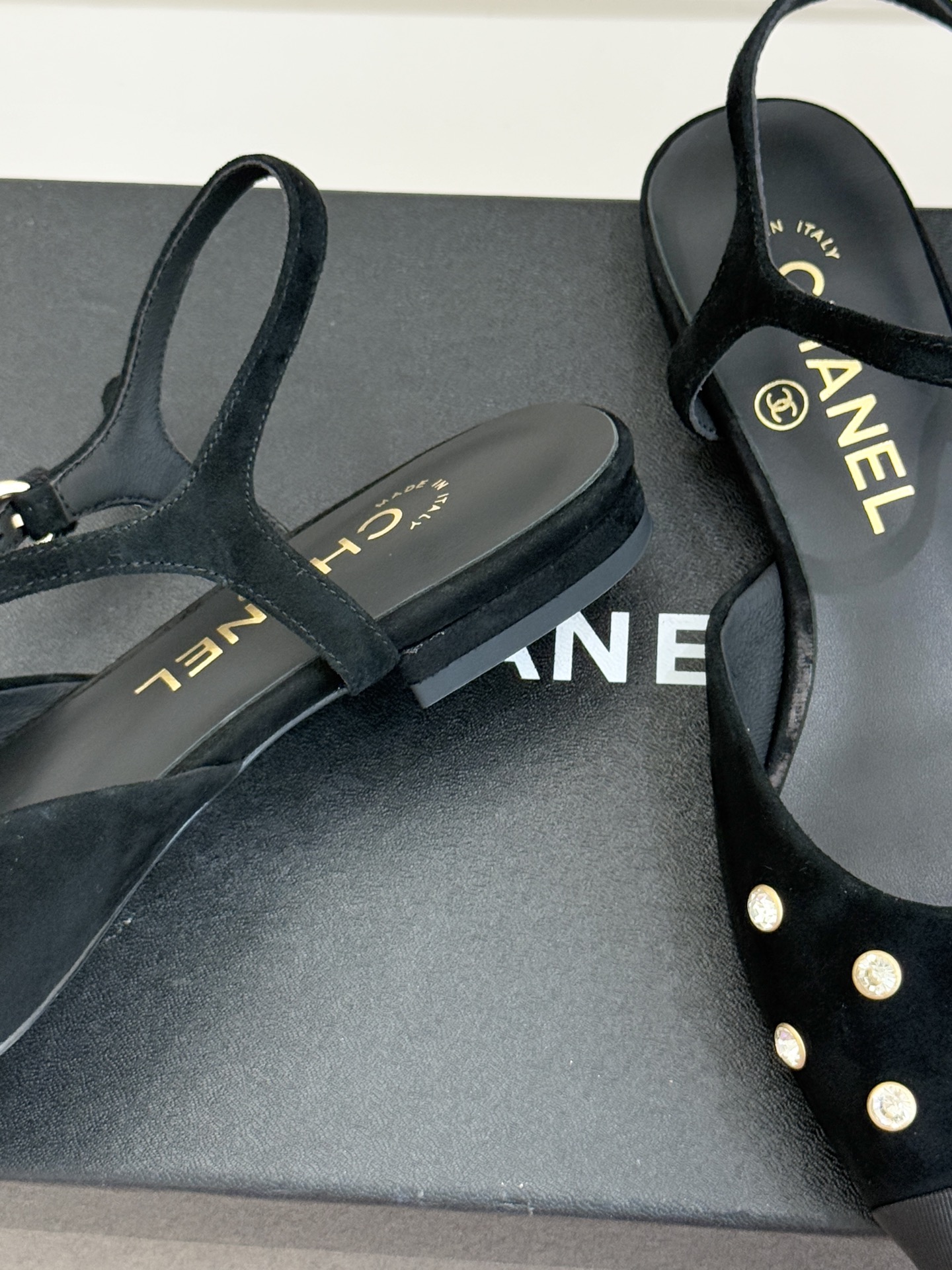 CHANE*｜小香25WF新品珍珠水钻双C拼色尖头后空凉鞋当小香的自由美学邂逅2025摩登风潮这双凉鞋以