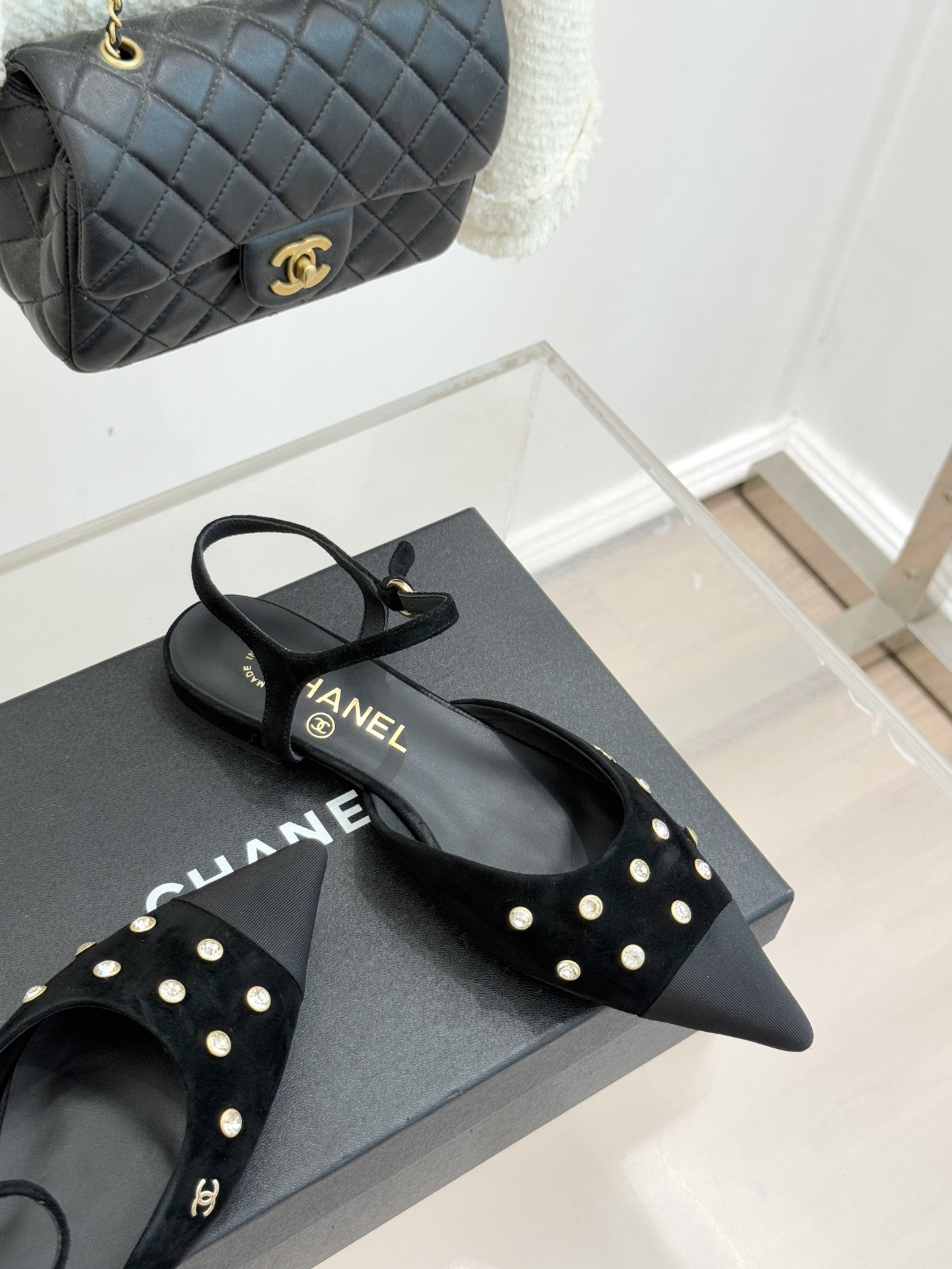 CHANE*｜小香25WF新品珍珠水钻双C拼色尖头后空凉鞋当小香的自由美学邂逅2025摩登风潮这双凉鞋以