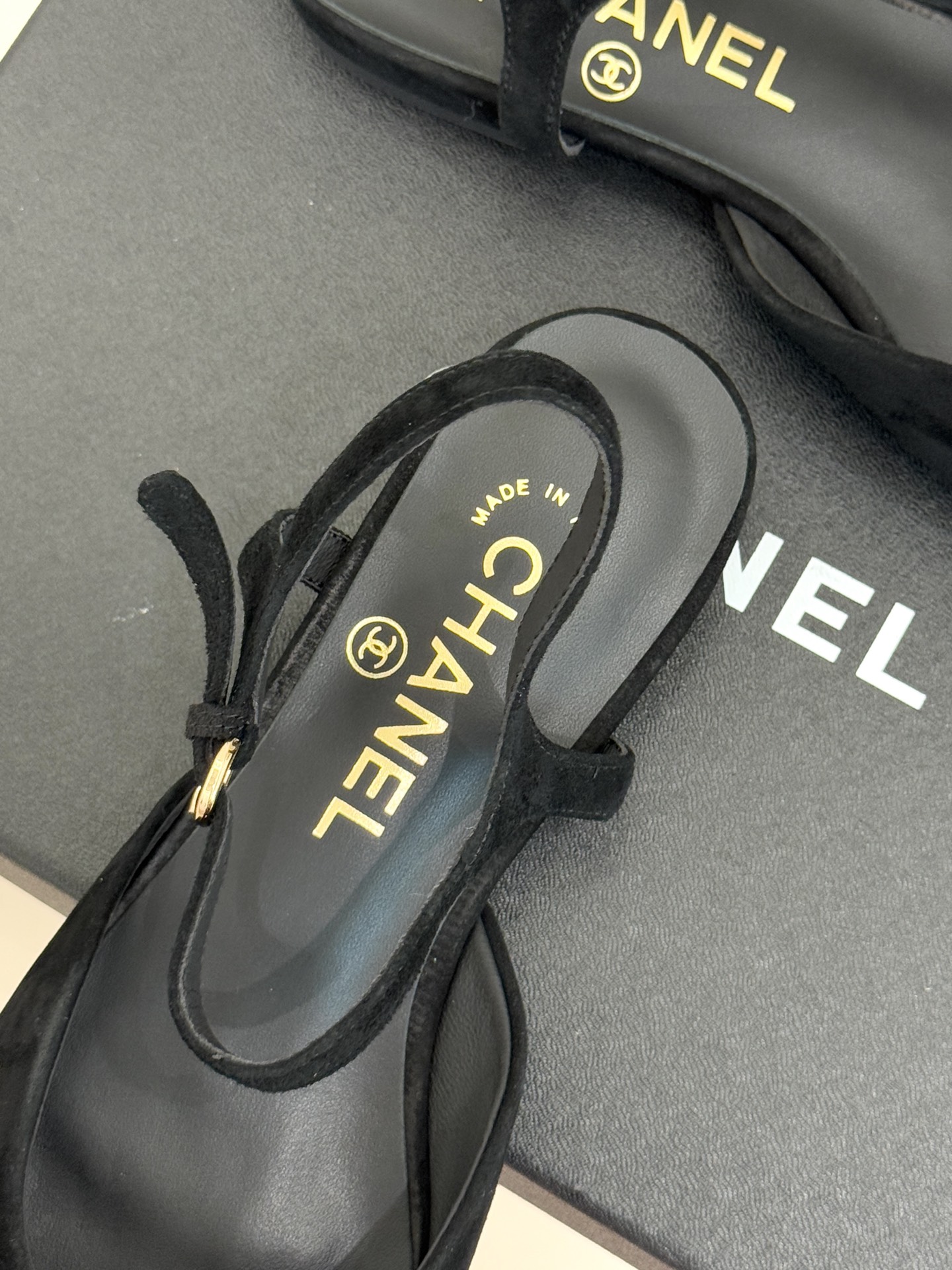 CHANE*｜小香25WF新品珍珠水钻双C拼色尖头后空凉鞋当小香的自由美学邂逅2025摩登风潮这双凉鞋以