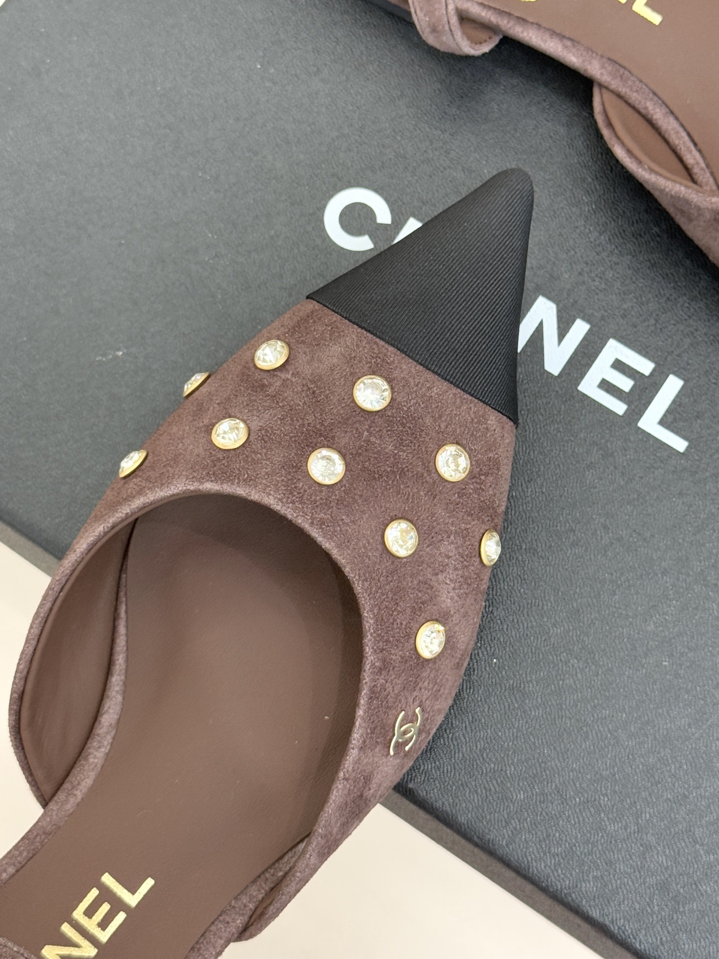 CHANE*｜小香25WF新品珍珠水钻双C拼色尖头后空凉鞋当小香的自由美学邂逅2025摩登风潮这双凉鞋以