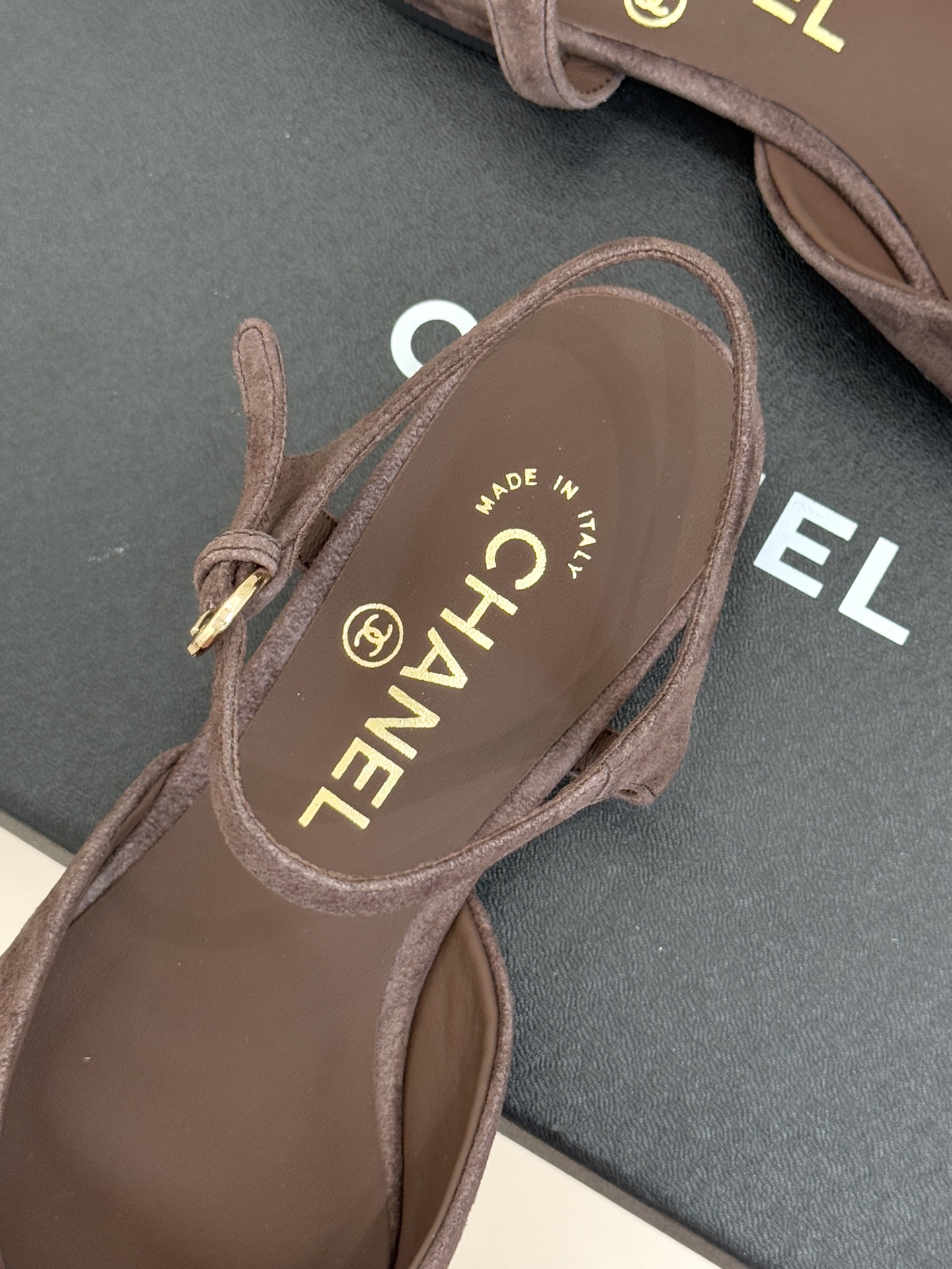 CHANE*｜小香25WF新品珍珠水钻双C拼色尖头后空凉鞋当小香的自由美学邂逅2025摩登风潮这双凉鞋以