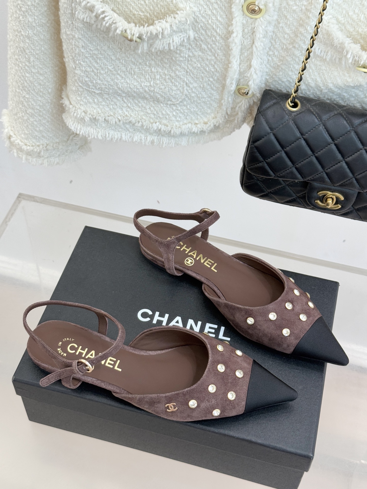 CHANE*｜小香25WF新品珍珠水钻双C拼色尖头后空凉鞋当小香的自由美学邂逅2025摩登风潮这双凉鞋以