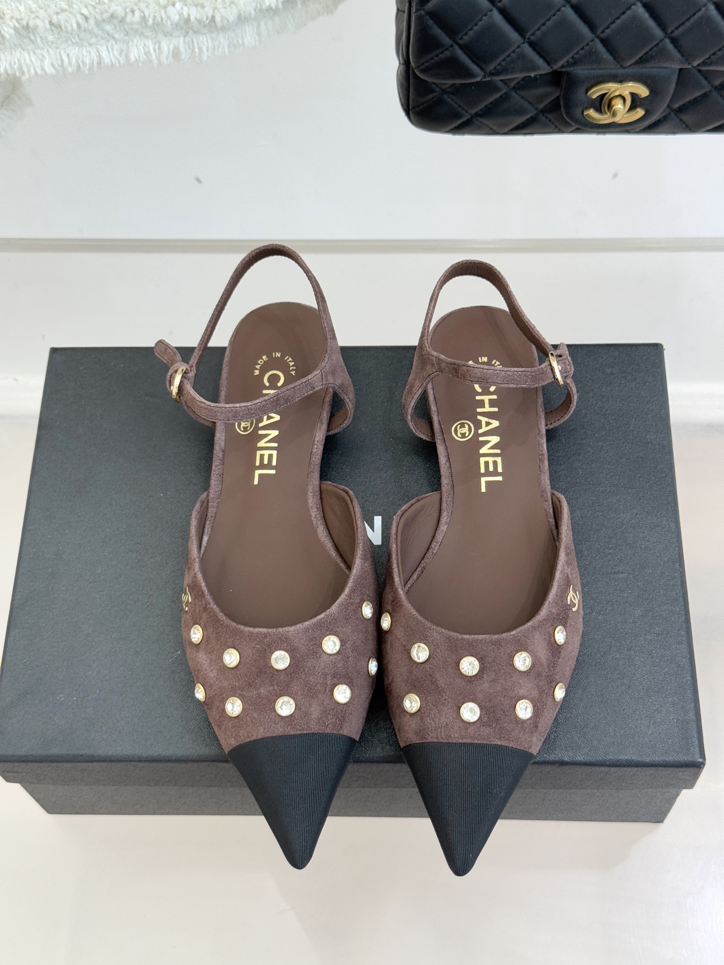 CHANE*｜小香25WF新品珍珠水钻双C拼色尖头后空凉鞋当小香的自由美学邂逅2025摩登风潮这双凉鞋以