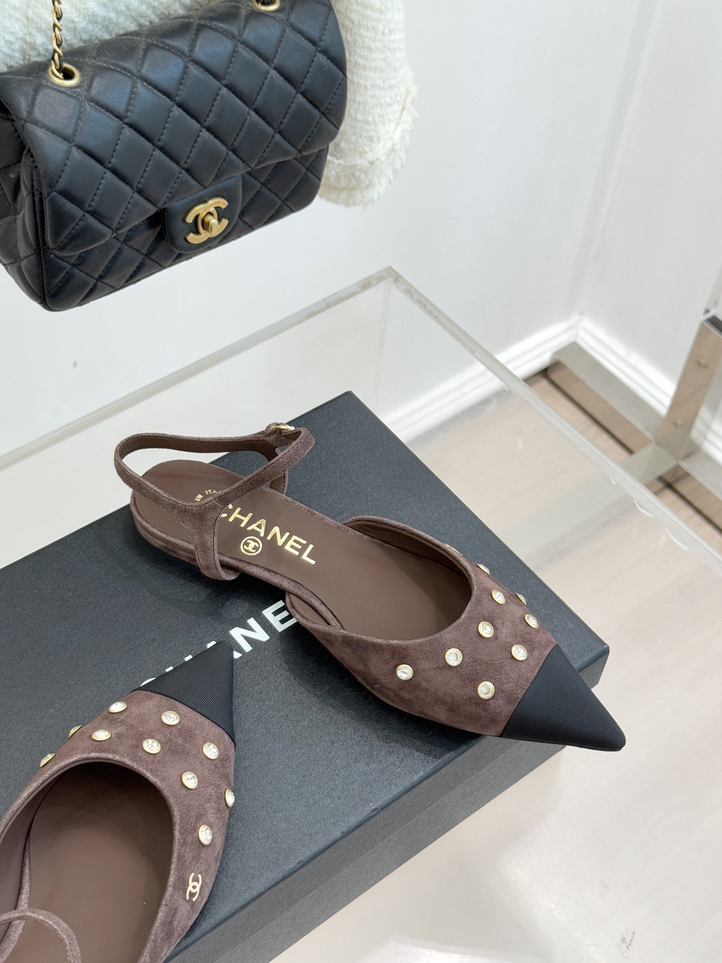 CHANE*｜小香25WF新品珍珠水钻双C拼色尖头后空凉鞋当小香的自由美学邂逅2025摩登风潮这双凉鞋以