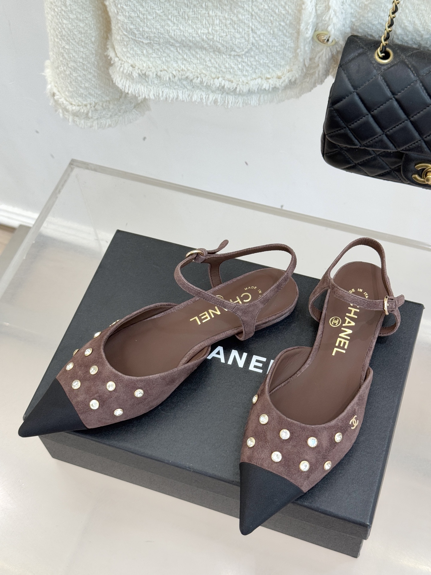 CHANE*｜小香25WF新品珍珠水钻双C拼色尖头后空凉鞋当小香的自由美学邂逅2025摩登风潮这双凉鞋以