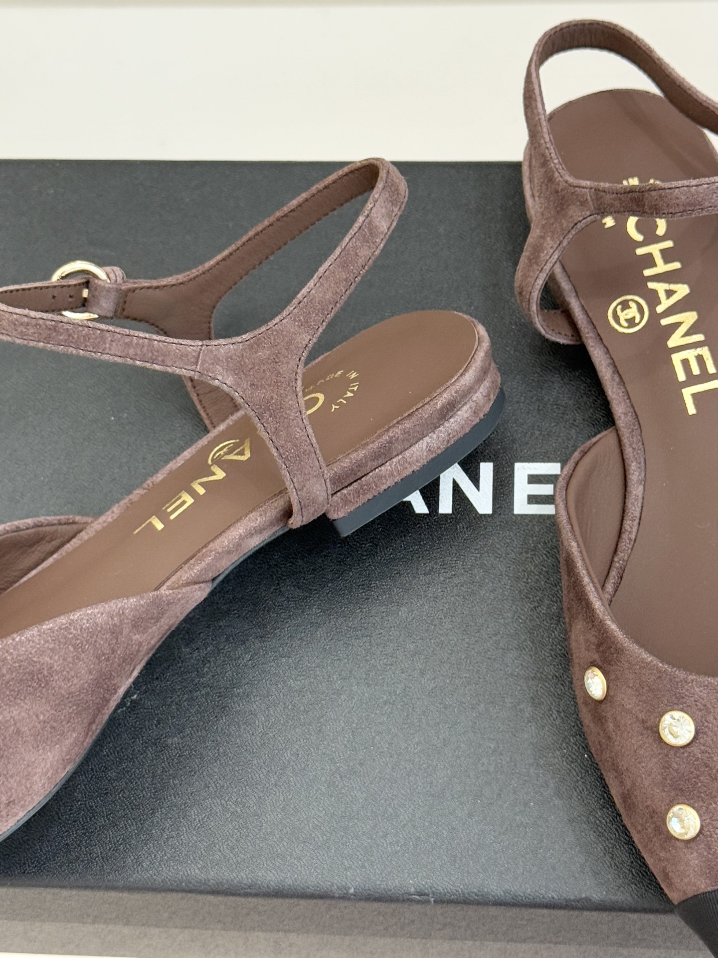 CHANE*｜小香25WF新品珍珠水钻双C拼色尖头后空凉鞋当小香的自由美学邂逅2025摩登风潮这双凉鞋以