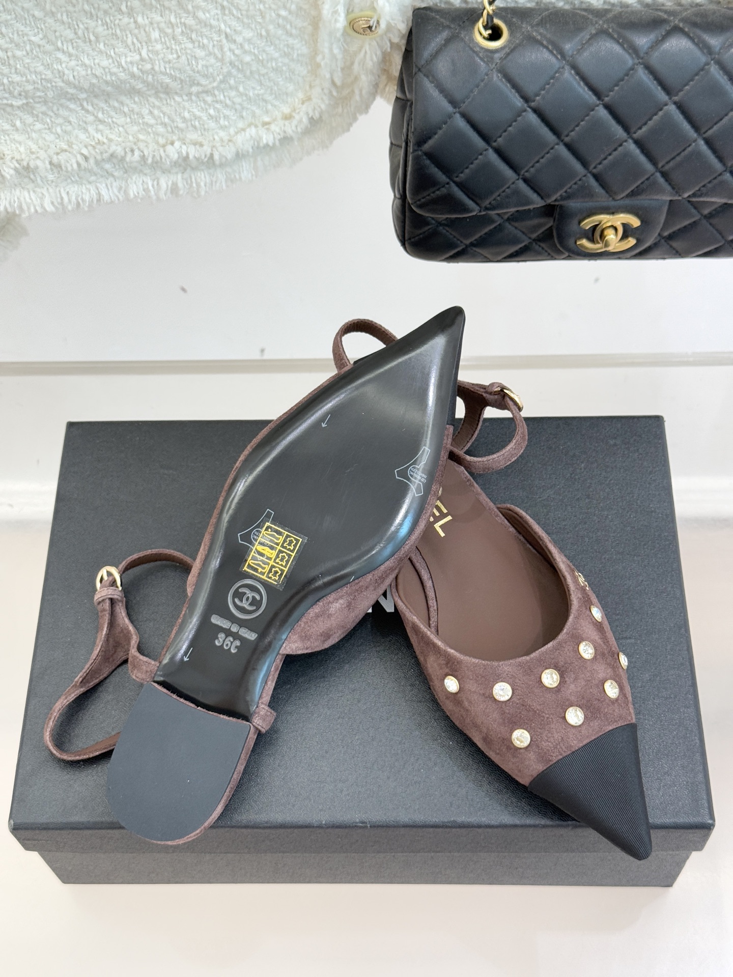 CHANE*｜小香25WF新品珍珠水钻双C拼色尖头后空凉鞋当小香的自由美学邂逅2025摩登风潮这双凉鞋以