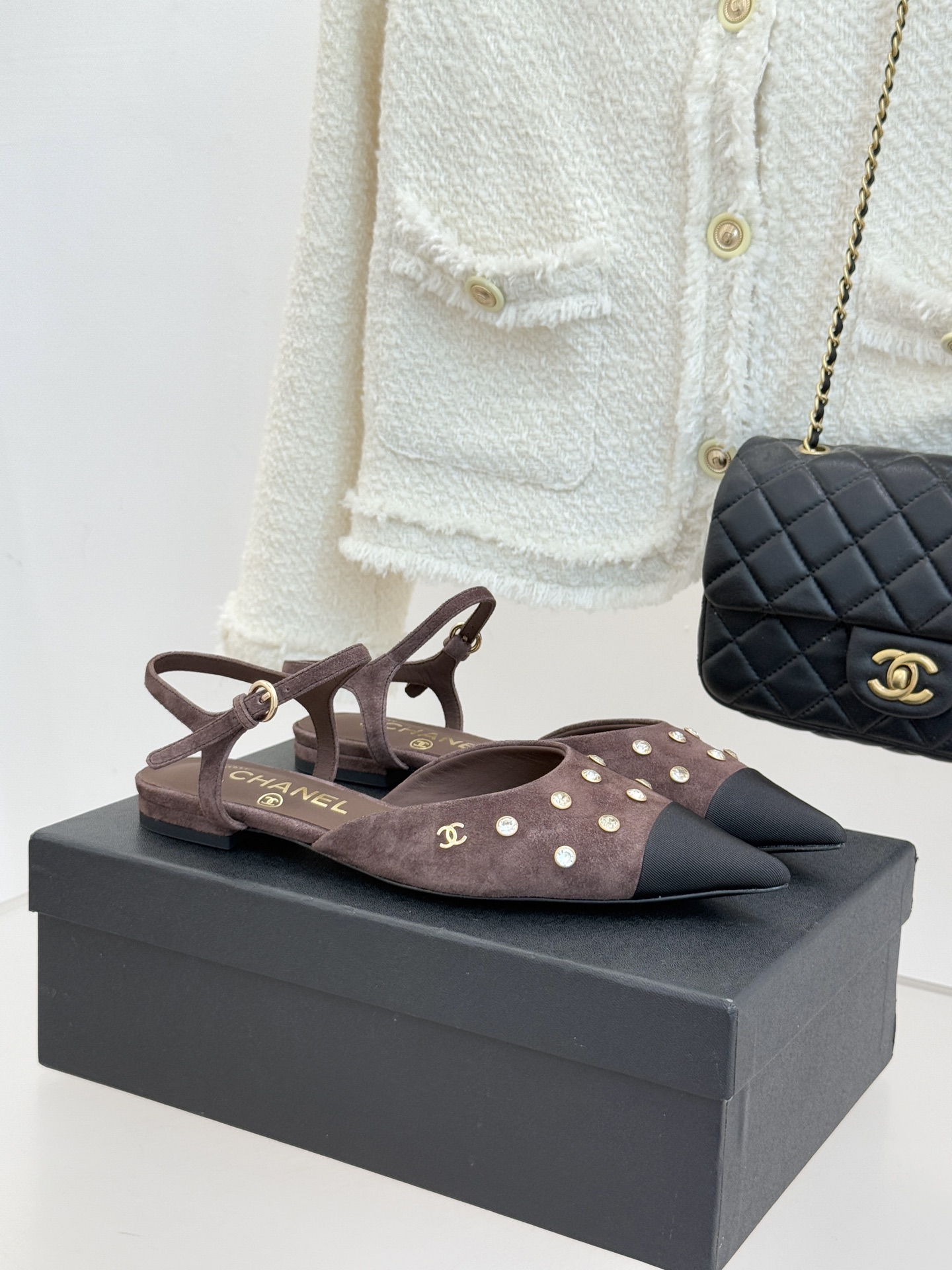 CHANE*｜小香25WF新品珍珠水钻双C拼色尖头后空凉鞋当小香的自由美学邂逅2025摩登风潮这双凉鞋以