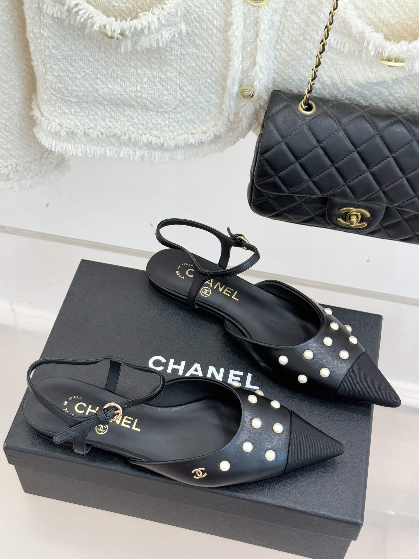 CHANE*｜小香25WF新品珍珠水钻双C拼色尖头后空凉鞋当小香的自由美学邂逅2025摩登风潮这双凉鞋以