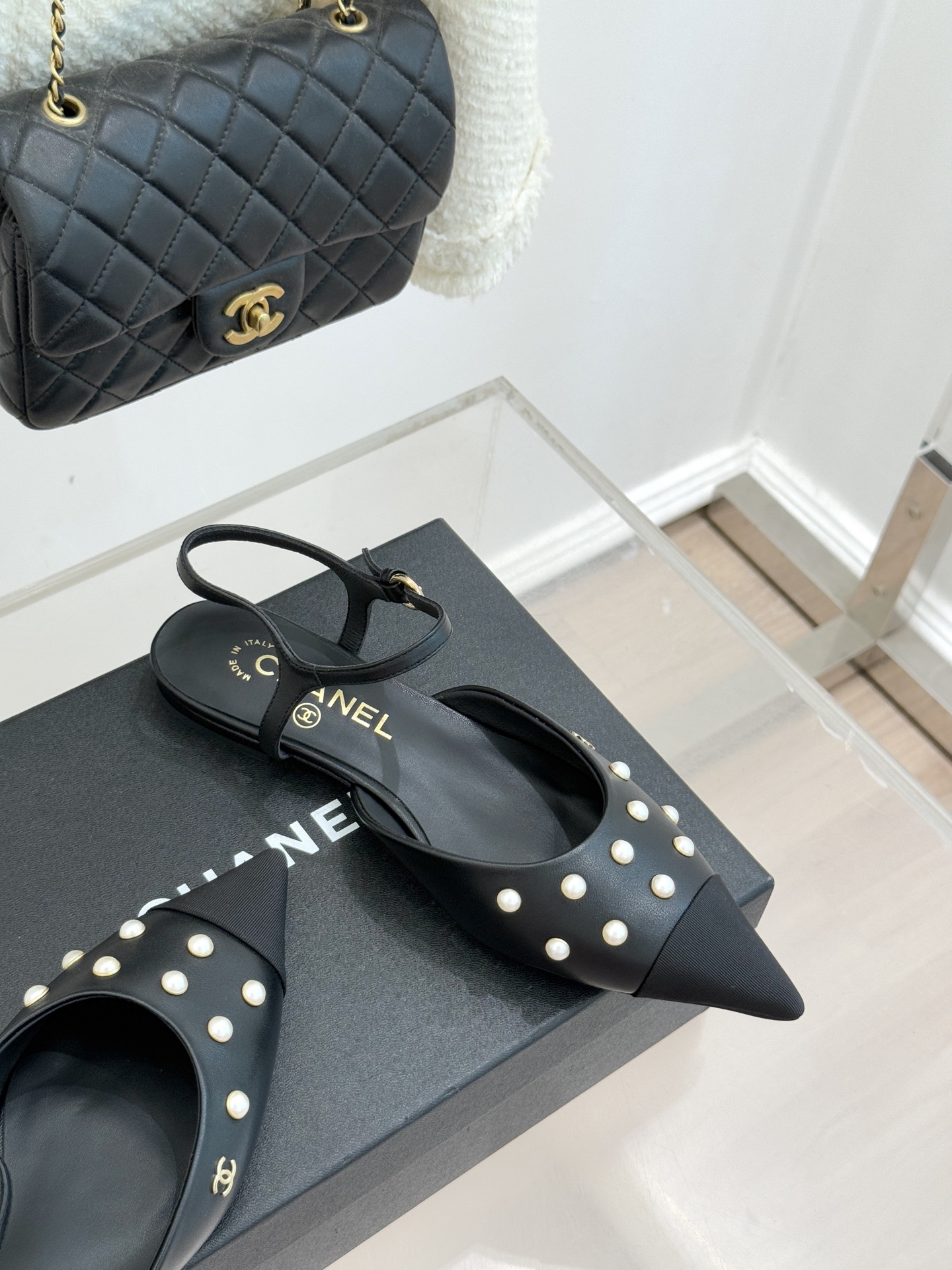 CHANE*｜小香25WF新品珍珠水钻双C拼色尖头后空凉鞋当小香的自由美学邂逅2025摩登风潮这双凉鞋以