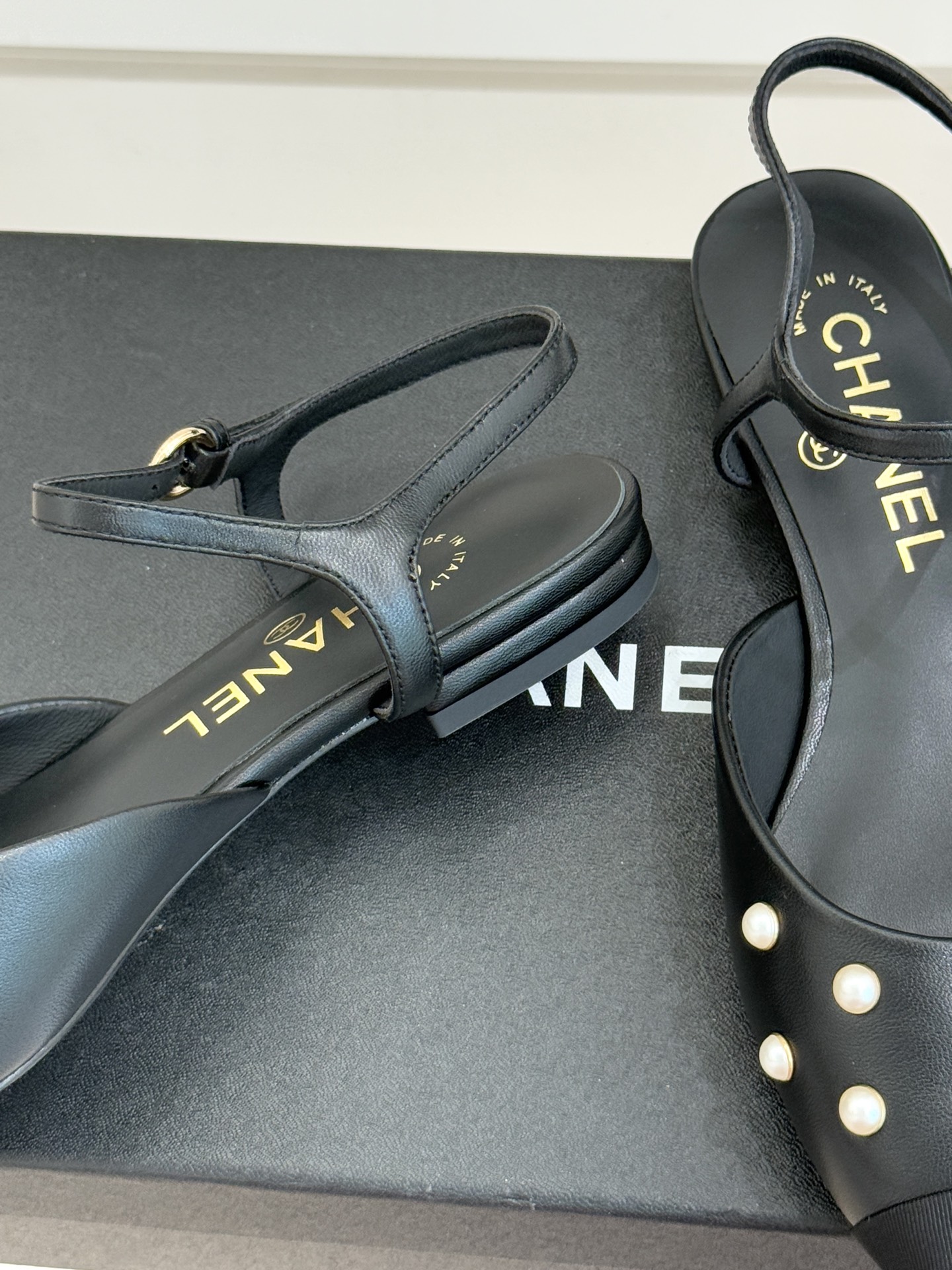 CHANE*｜小香25WF新品珍珠水钻双C拼色尖头后空凉鞋当小香的自由美学邂逅2025摩登风潮这双凉鞋以